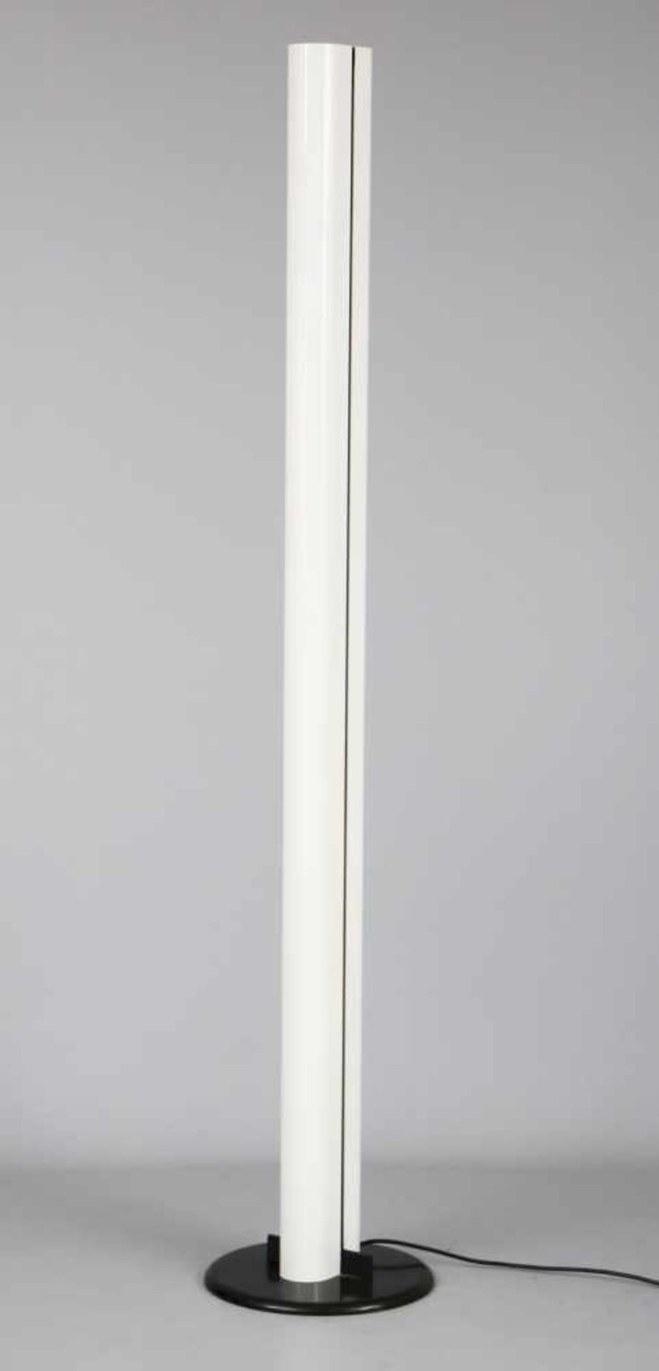 Stehlampe/Deckenfluter, ARTEMIDEmodell ¨Megaron¨, Entwurf G. FRATTINI, hoher, weiß lackierter