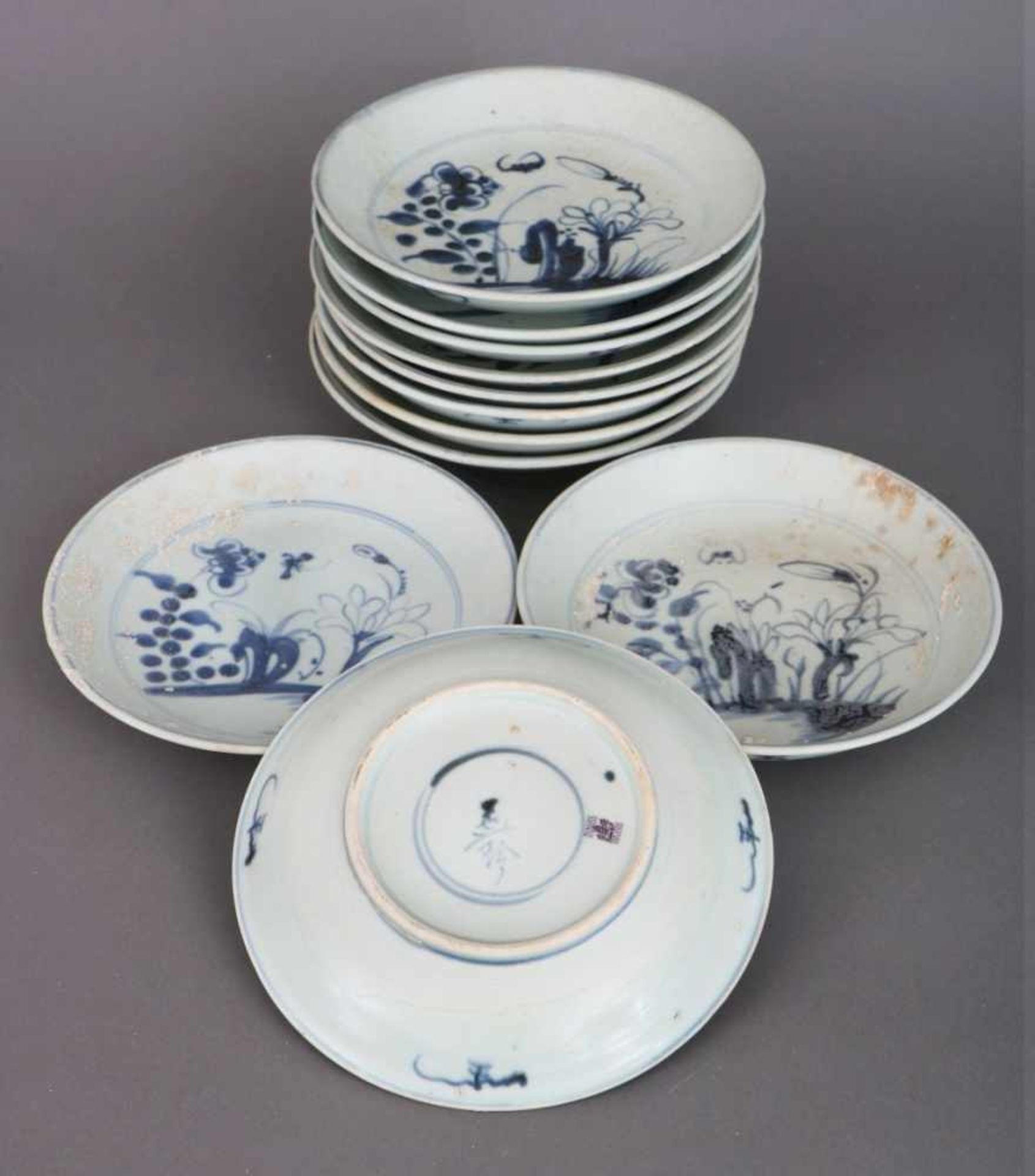 11 chinesiche Teller von der ¨Tek Sing¨hell glasiertes Porzellan mit asiatischer Blaumalerei, 19.