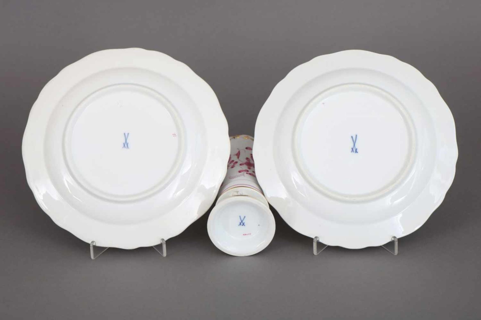3 Teile MEISSEN PorzellanDekor ¨Indisch purpur¨, bestehend aus 2 Tellern (D 21,6cm), Form Neuer - Bild 2 aus 2