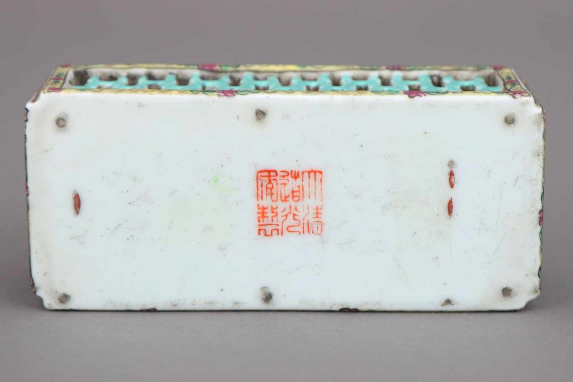 Chinesischer GrillenkäfigPorzellan, wohl Kanton, 19. Jahrhundert, eckiger Korpus, Wandung - Bild 2 aus 2