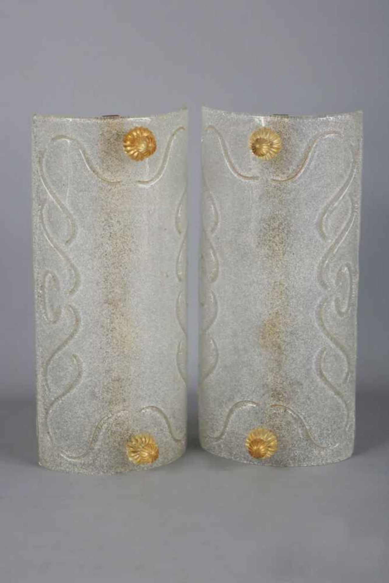 Paar MURANO Wandapplikenum 1960, gewölbtes, farbloses und gefrostetes Glas mit Wellenornament,
