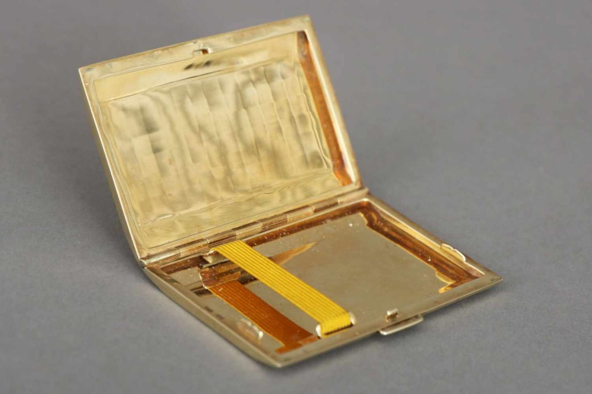 Goldenes Zigarettenetuium 1920, 585er Gelbgold (gestempelt 585 und BO), eckiges, gekantetes Etui mit - Bild 2 aus 2