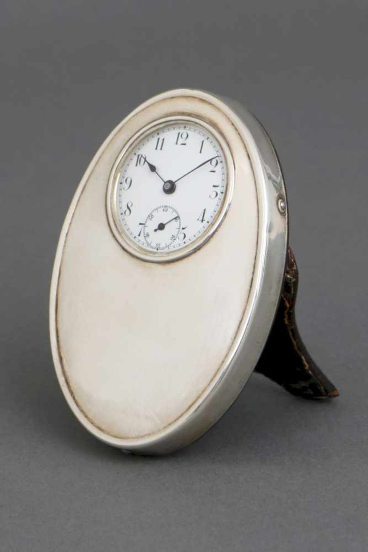 Reiseuhr mit TaschenuhrenwerkGehäuse (oval) mit Sterling Silber-Beschlag (Birmingham, um 1913),