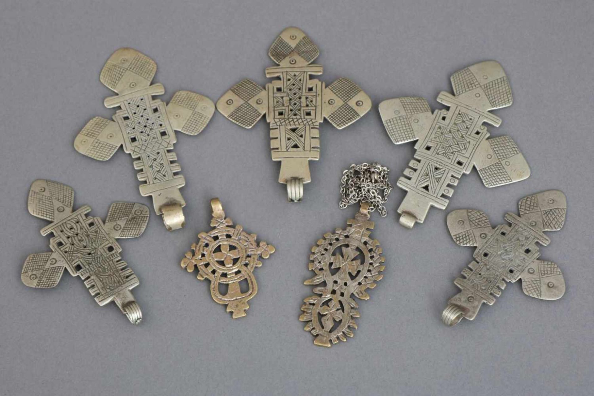 Sammlung koptischer Kreuze u.a. sakrale Anhänger insg. etwa 55 Stück, diverse Formen und Größen, 19.