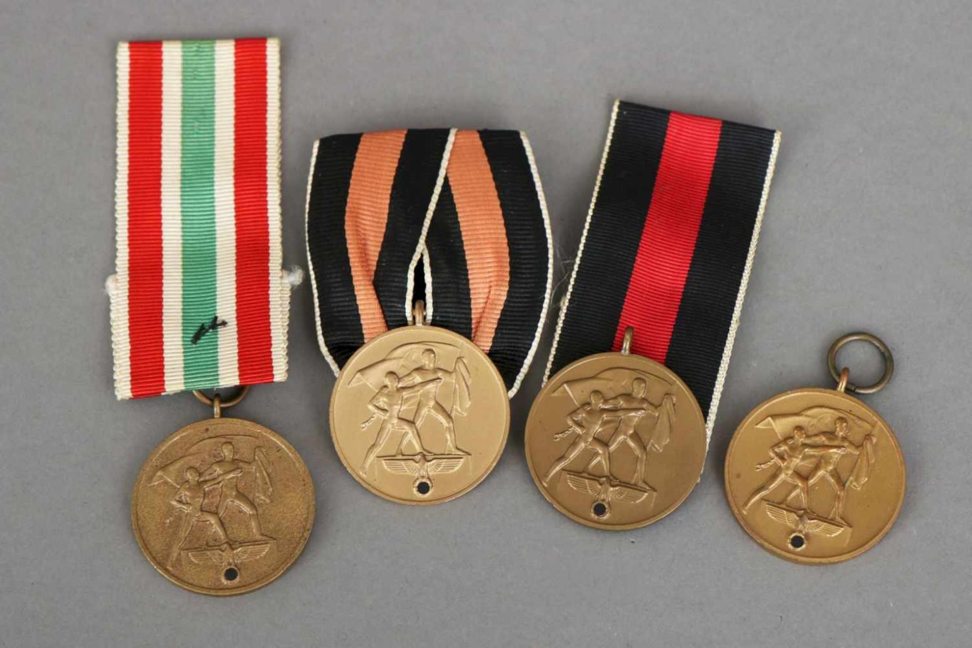 4 Medaillen zur Erinnerung an den 13. März 1938Drittes Reich, teilweise am Band