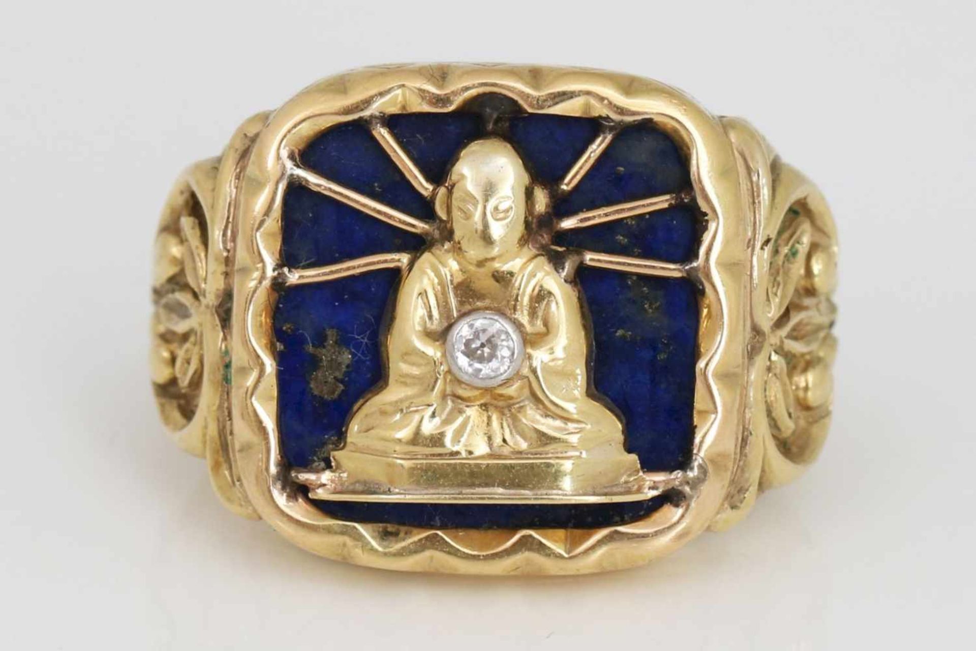 Ring mit Lapislazuli585er Gelbgold mit eckigem Lapislazuli, darauf eine Buddhafigur im Lotussitz,