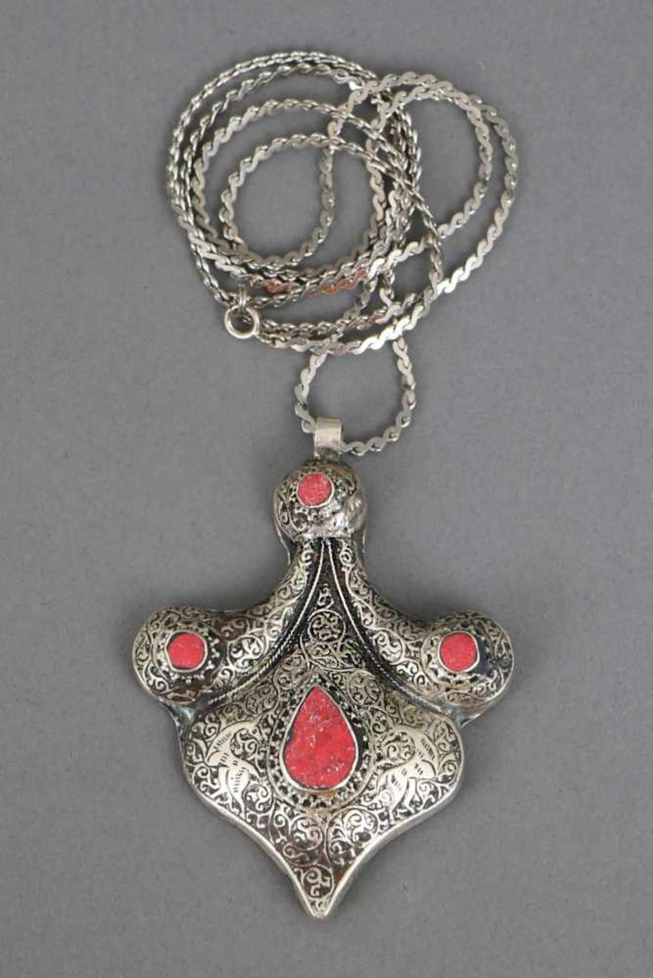 Orientalischer Silber Trachtenanhänger mit Carneolwohl Turkmenistan, um 1900, getriebenes und