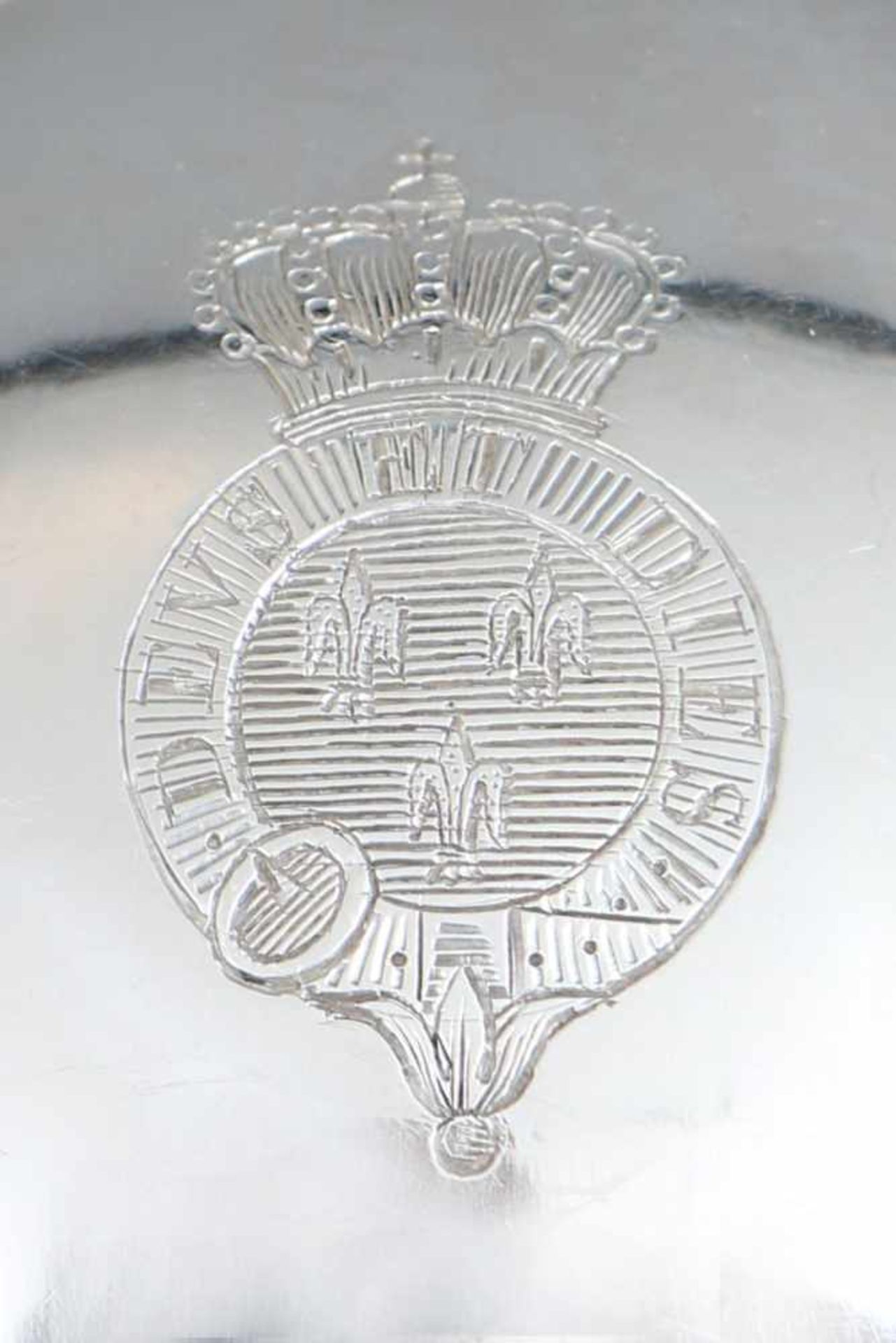 2 Cloches aus dem Besitz des französischen Königshausesfranzösisches Silber, wohl um 1825, runde - Bild 2 aus 2
