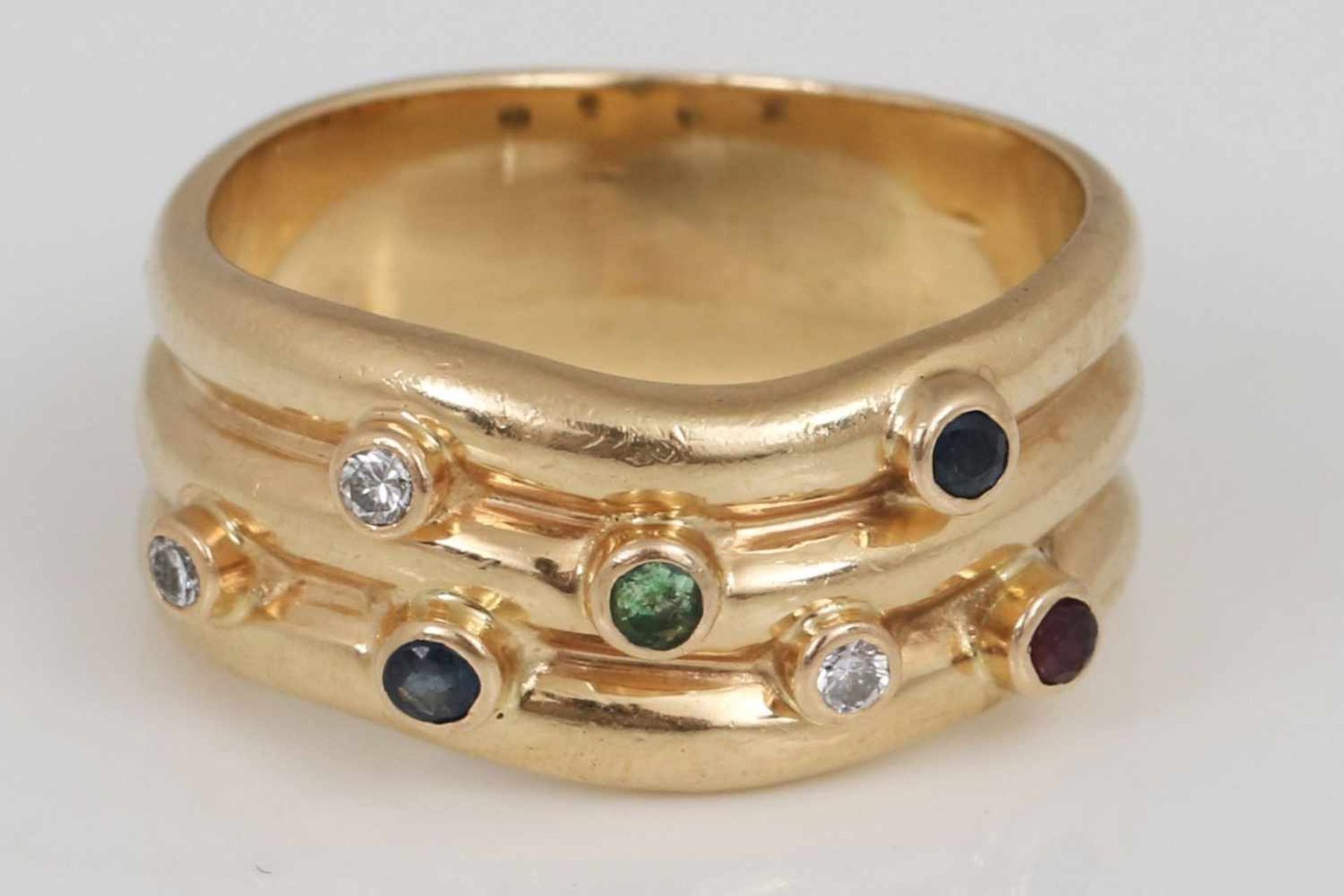 Ring mit Farbsteinen585er Gelbgold, 3-reihige, leicht wellige Schiene mit kleinen Farbsteinen (2 - Image 2 of 2