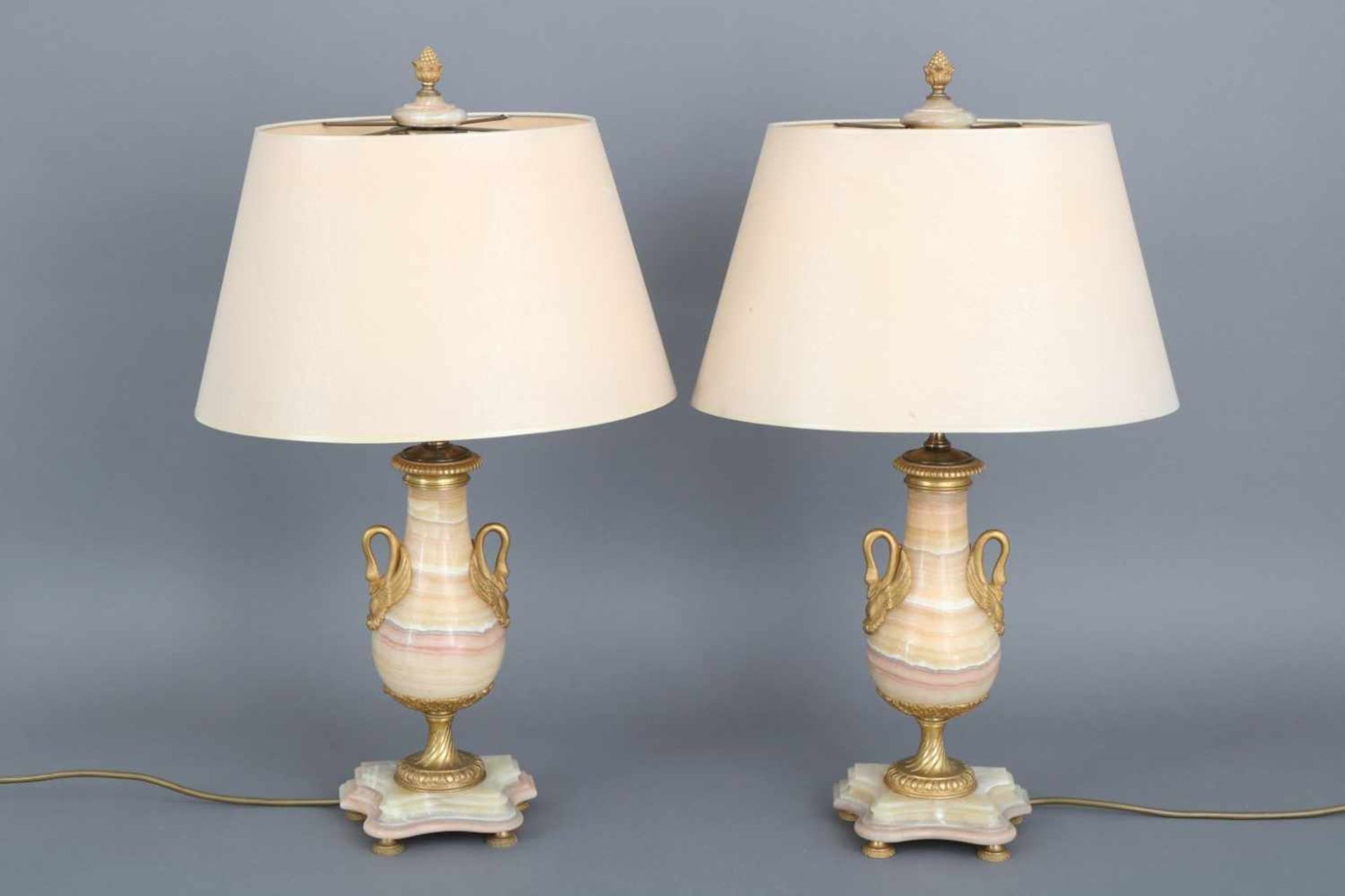 Paar Tischlampen im Stile des EmpireOnyx und vergoldete Bronze, Vasenform, auf passigem, gestuftem