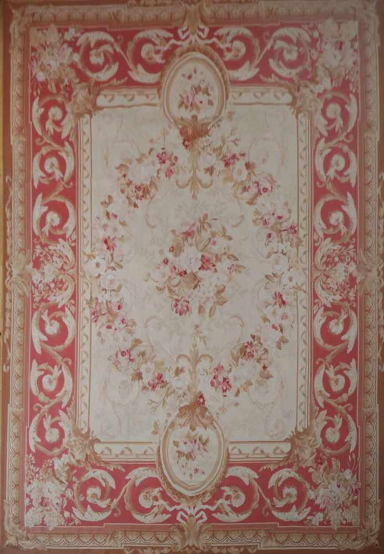 Aubusson Teppich im französischen Stilhellgrundiges Zentralfeld mit üppigem Floraldekor (Rosen und