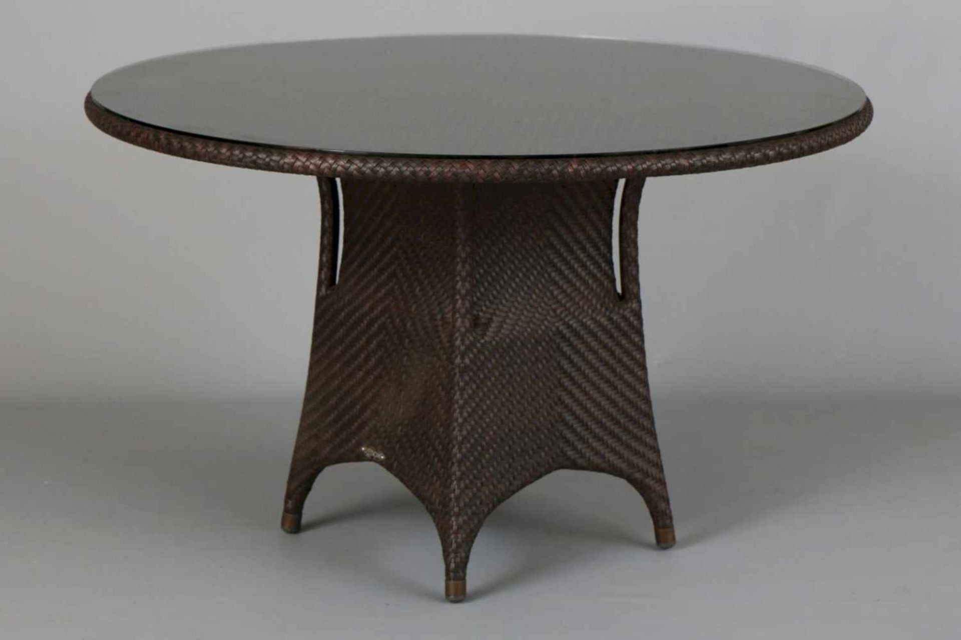 DEDON Gartentisch, Modell Marrakeshbraunes Hularo-Geflecht (Kunstfaser), runde Platte auf eckigem,