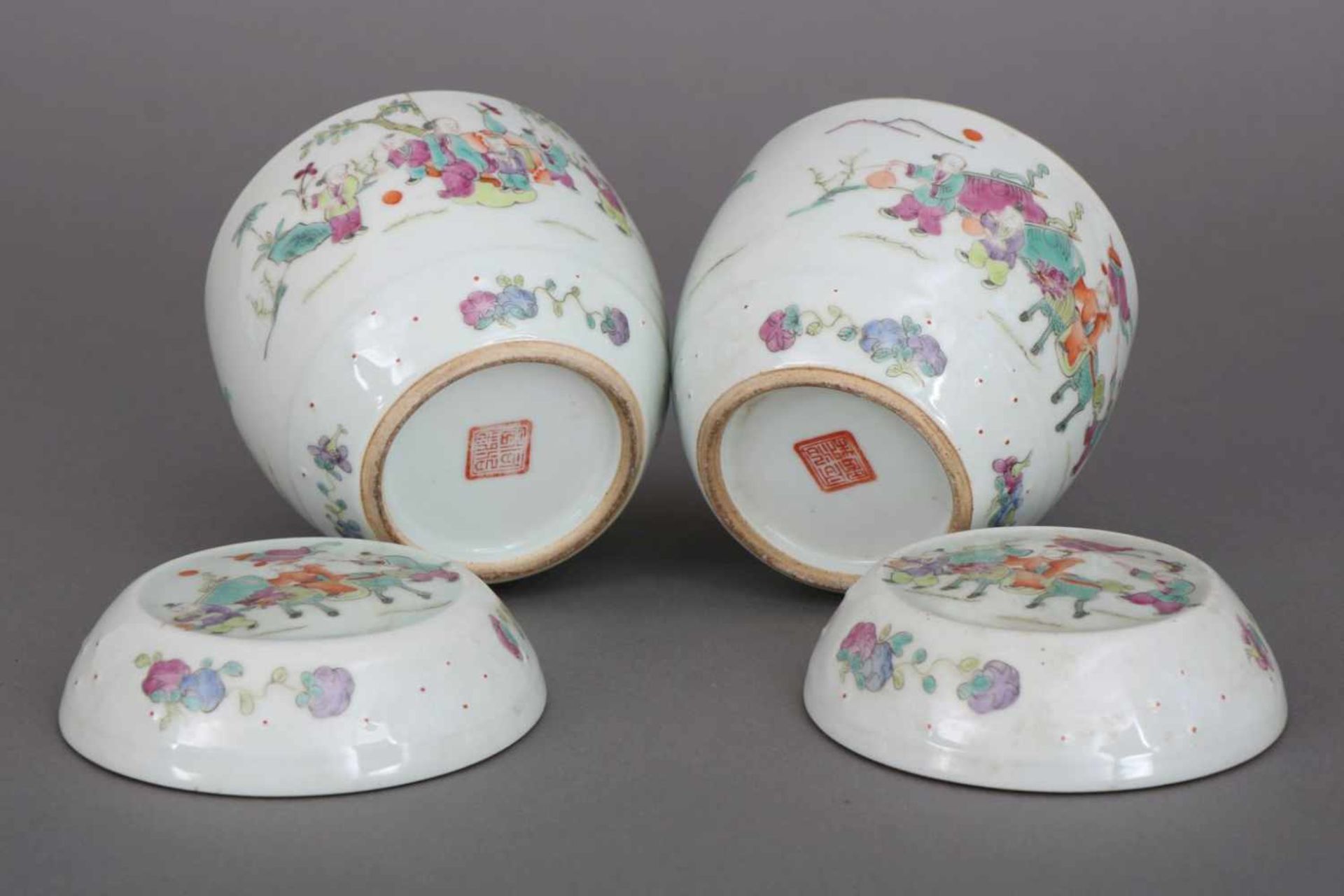 Paar chinesische DeckelgefäßePorzellan, späte Qing Dynastie (1644-1912, hier wohl um 1900), - Bild 2 aus 2