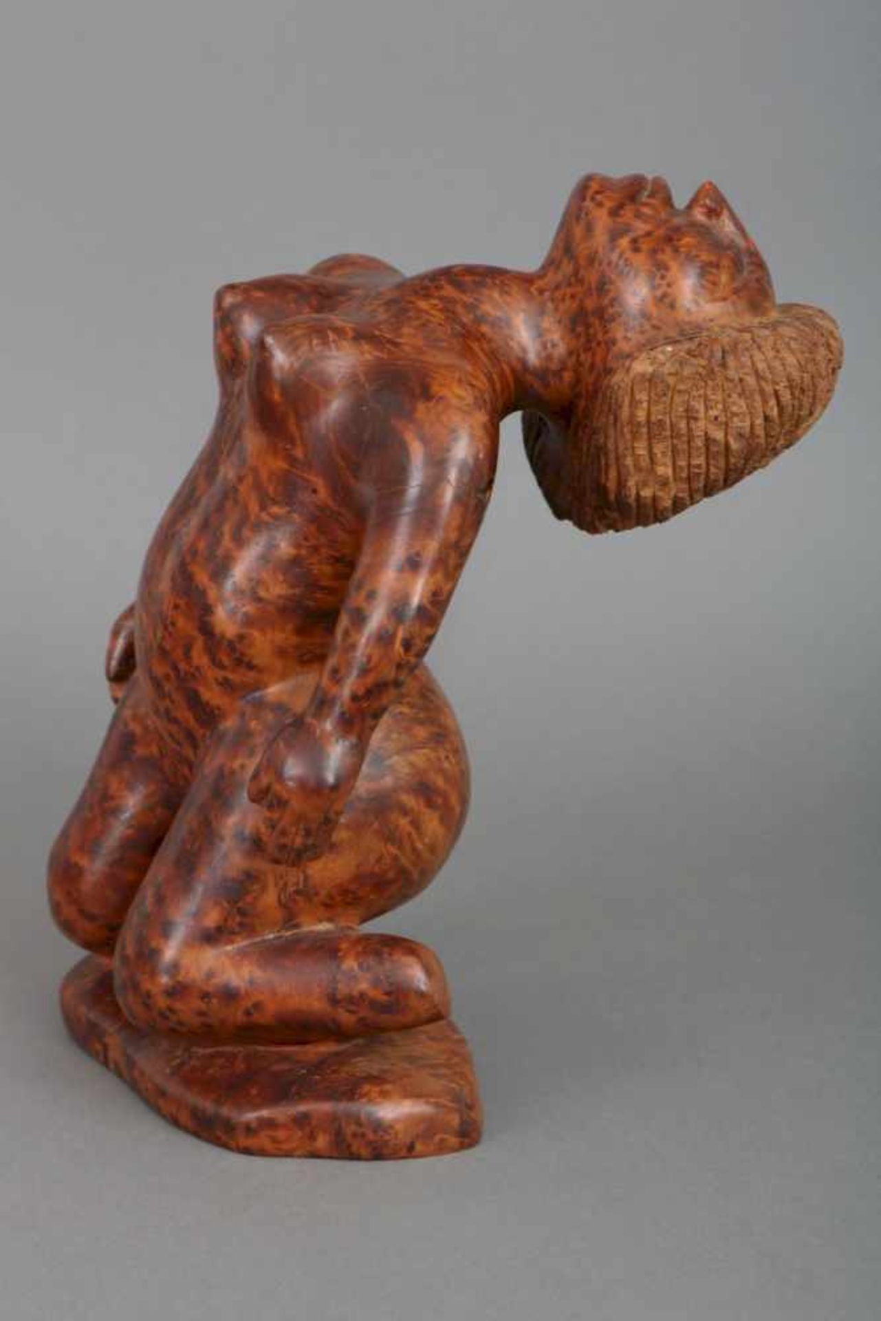 Afrikanische HolzschnitzfigurWurzelholz, poliert, ¨Knieender, ekstatischer weiblicher Akt¨, H ca.