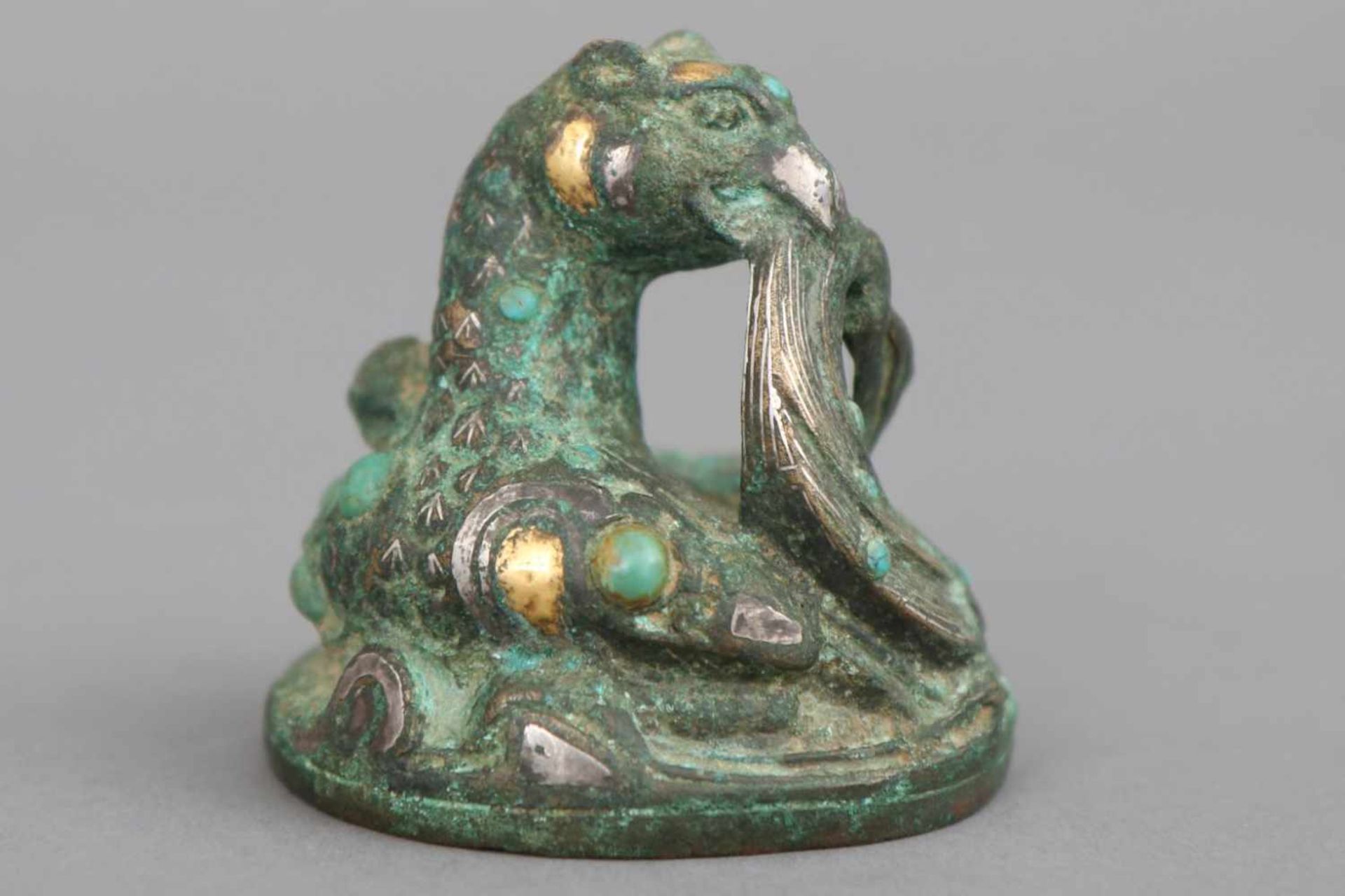 Archaischer chinesischer Bronze-Deckel (Knauf)vollplastische Figur eines beflügelten, verschlungenen - Bild 2 aus 2