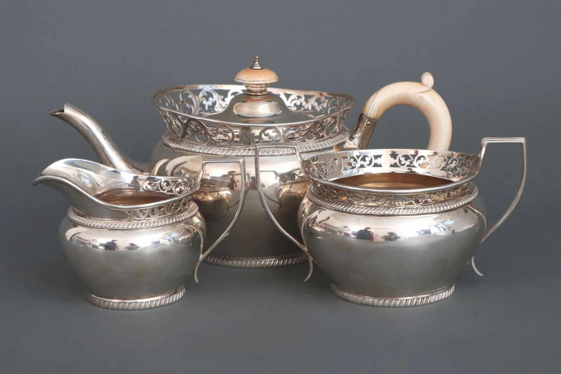 3-teiliges TeeserviceSterling Silber, London, 1909, bestehend aus 1 bauchigen Teekanne mit