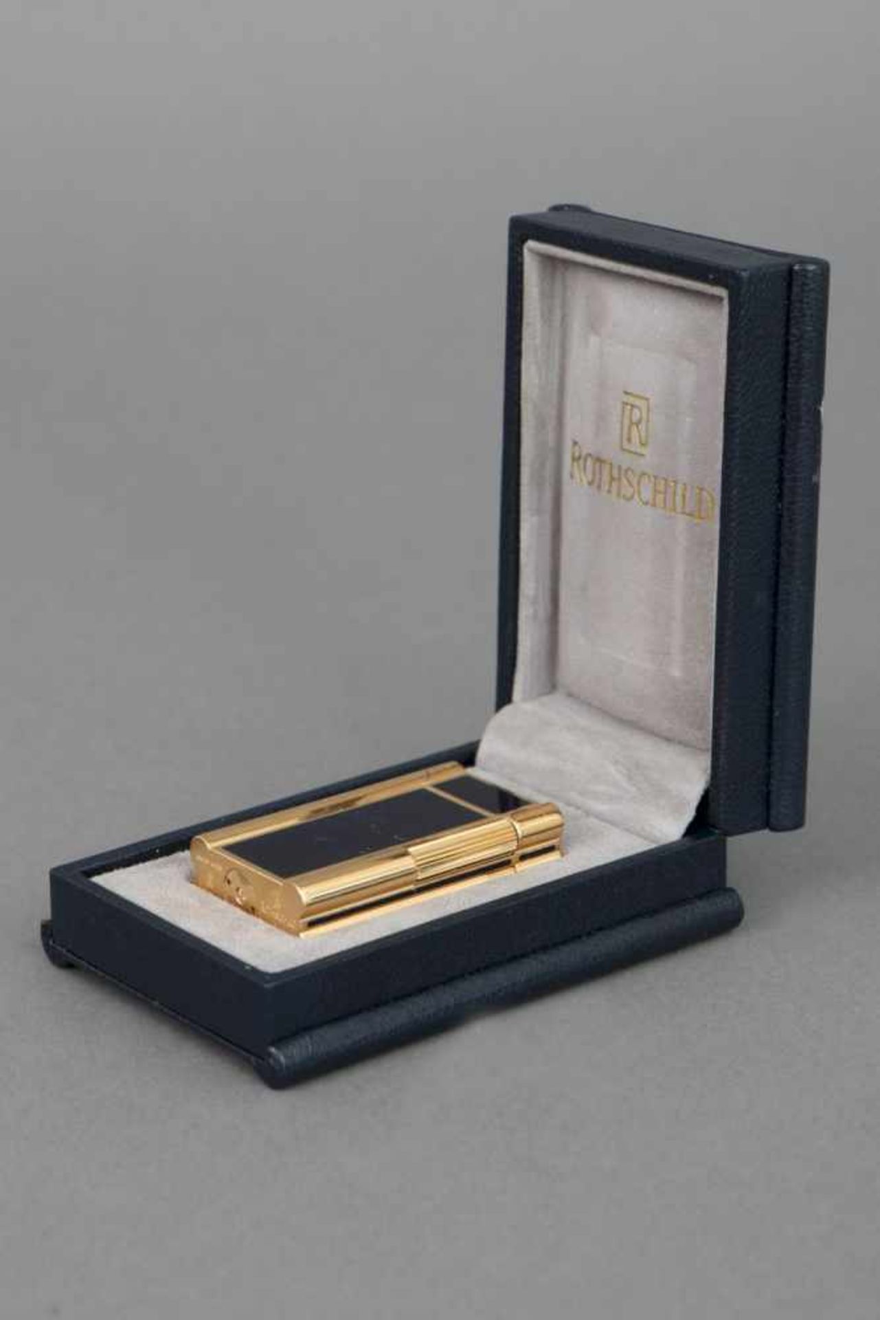 Rothschild Feuerzeugvergoldetes Metall und dunkler Chinalack, im original Etui (beledert), - Image 3 of 3