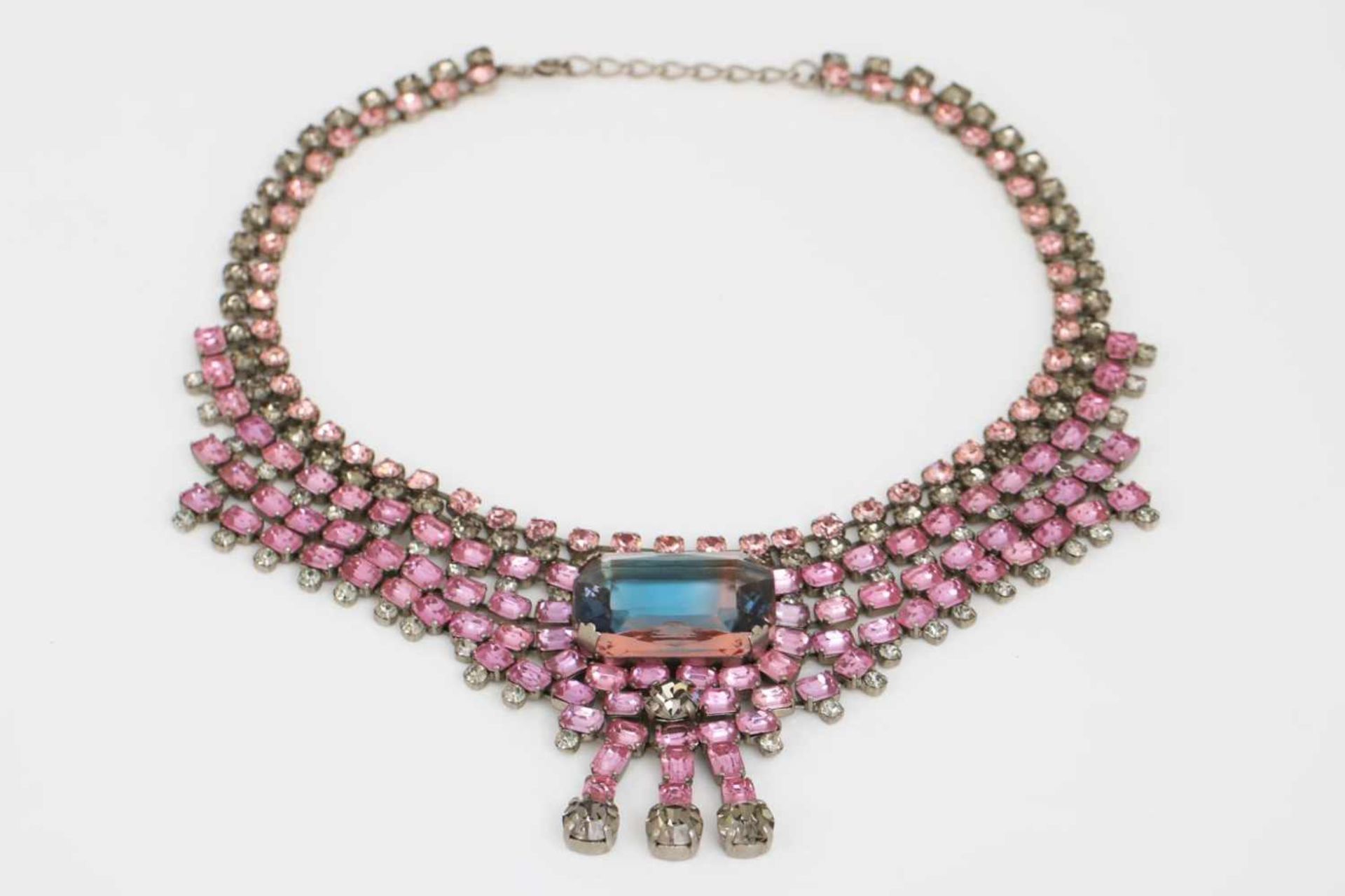 Collier DENAIVE PARISModeschmuck, vintage, um 1940, rosa und gräuliche Strasssteine, mittig ein - Image 2 of 2