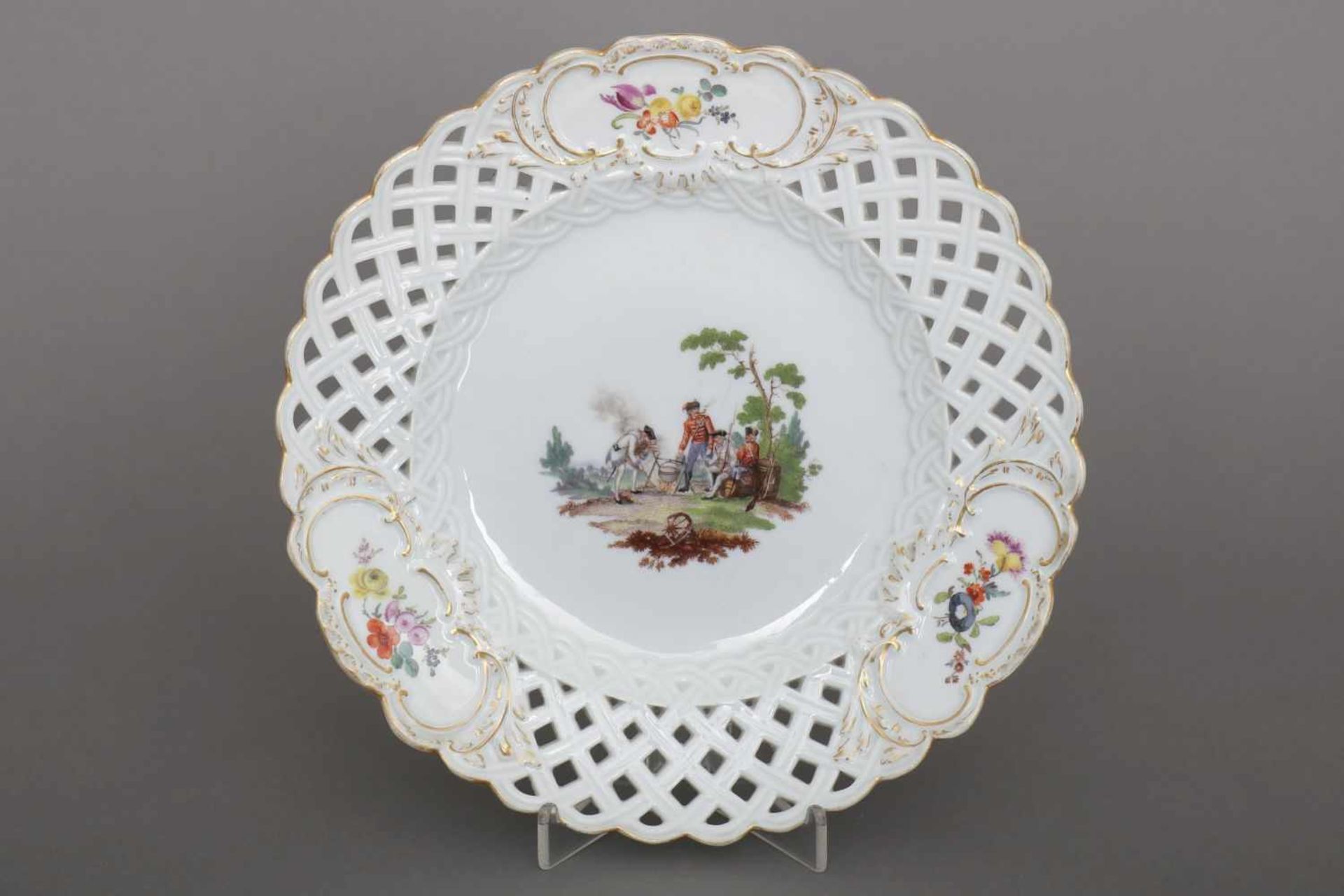 MEISSEN GittertellerKnaufzeit (um 1870), im Spiegel handbemalte Szene ¨Offiziere bei der Rast¨,