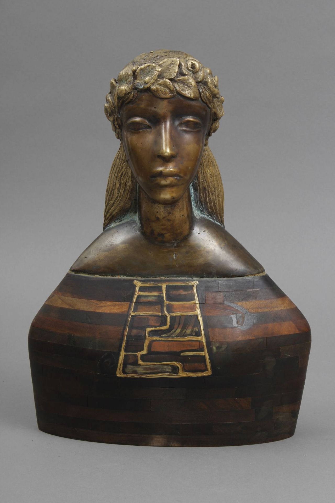 Bronzefigur ¨Büste einer jungen Frau mit langem Haar und Blütenkranz¨ wohl 1. Hälfte 20. Jhdt., - Image 2 of 2