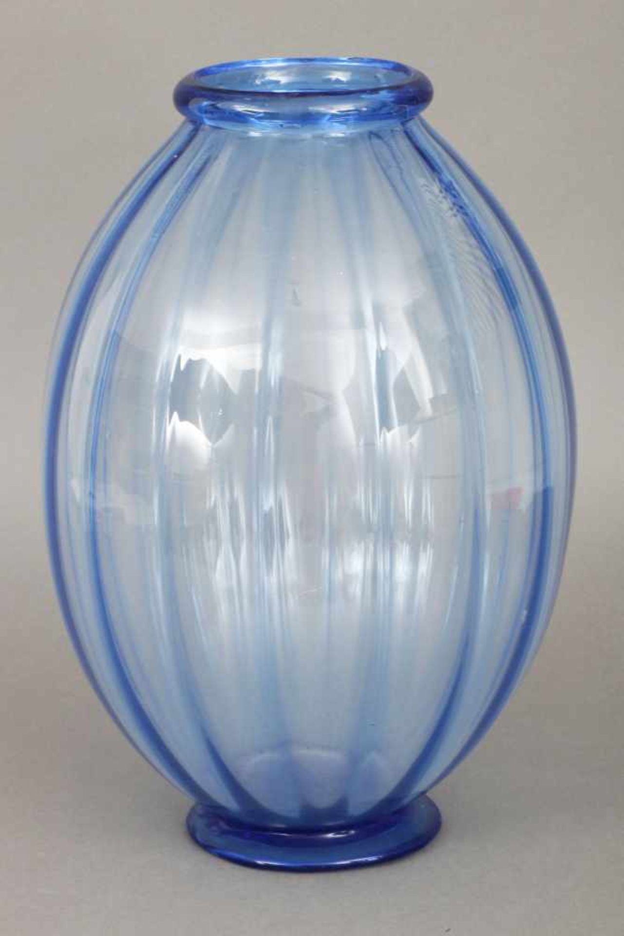 MURANO Glasvaseblaues Glas, wohl um 1930, ovoider Korpus, runder Lippenrand, gefächerte Wandung,