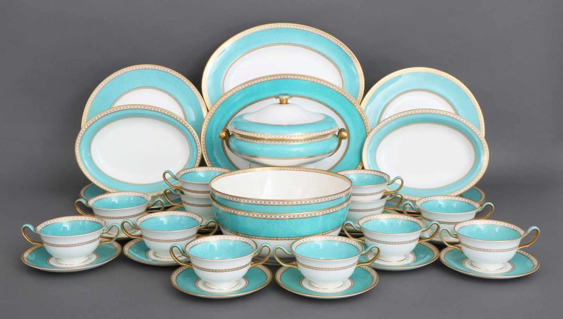 WEDGWOOD Speiseservice Porzellan, mintgrüner Fond, Golddekor, bestehend aus 6 Tellern, 2 tiefen