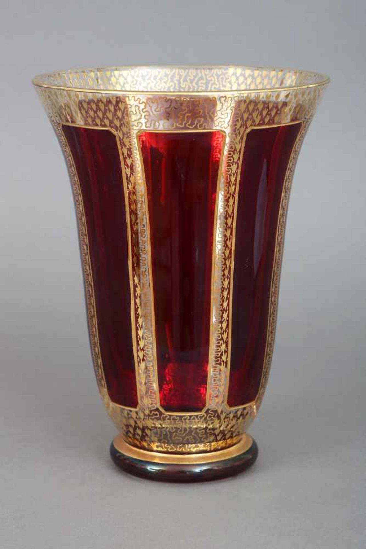 FACON DE VENISE GlasvaseBöhmen, um 1960, rot überfangenes Glas mit üppigem Golddekor,