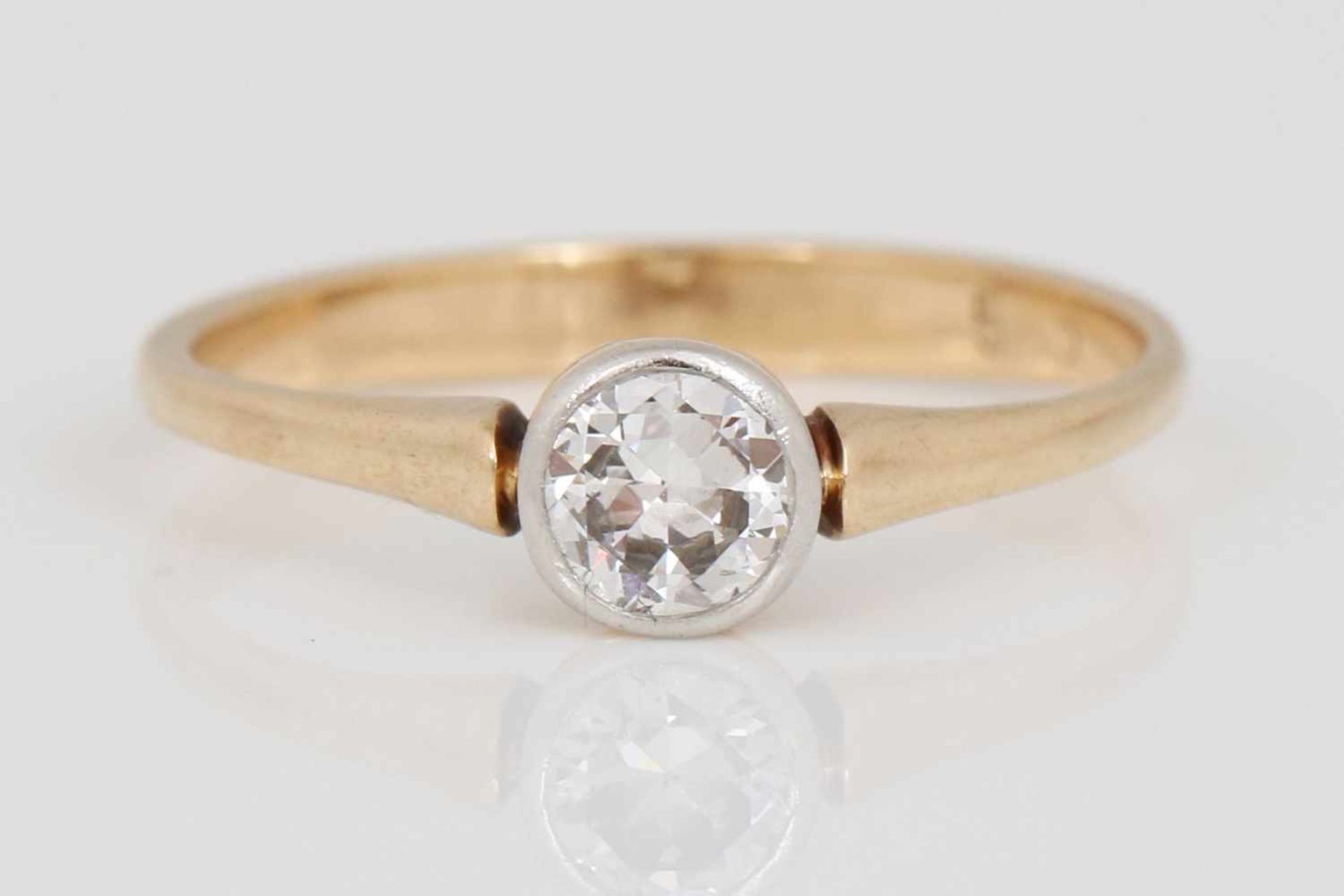 Antiker Ring mit Diamantsolitär585er Gelbgold, zarte Schiene mit 1 Diamant im Brillantschliff, ca.