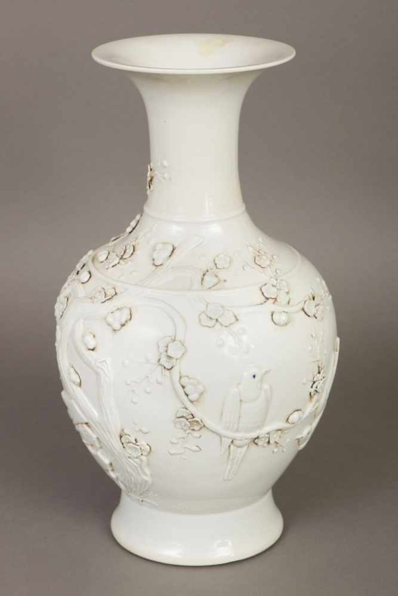 Blanc-de-Chine Vase im Stile MingPorzellan, China, Qing Dynastie (1644-1912), Balusterform,