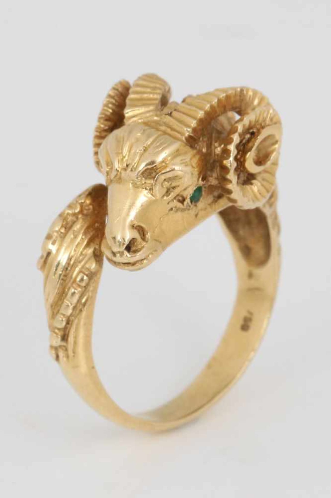 Ring mit plastischem Widderkopf750er Gelbgold, Augen kleine Smaragde, Gewicht 12,27g, Ringgröße 56
