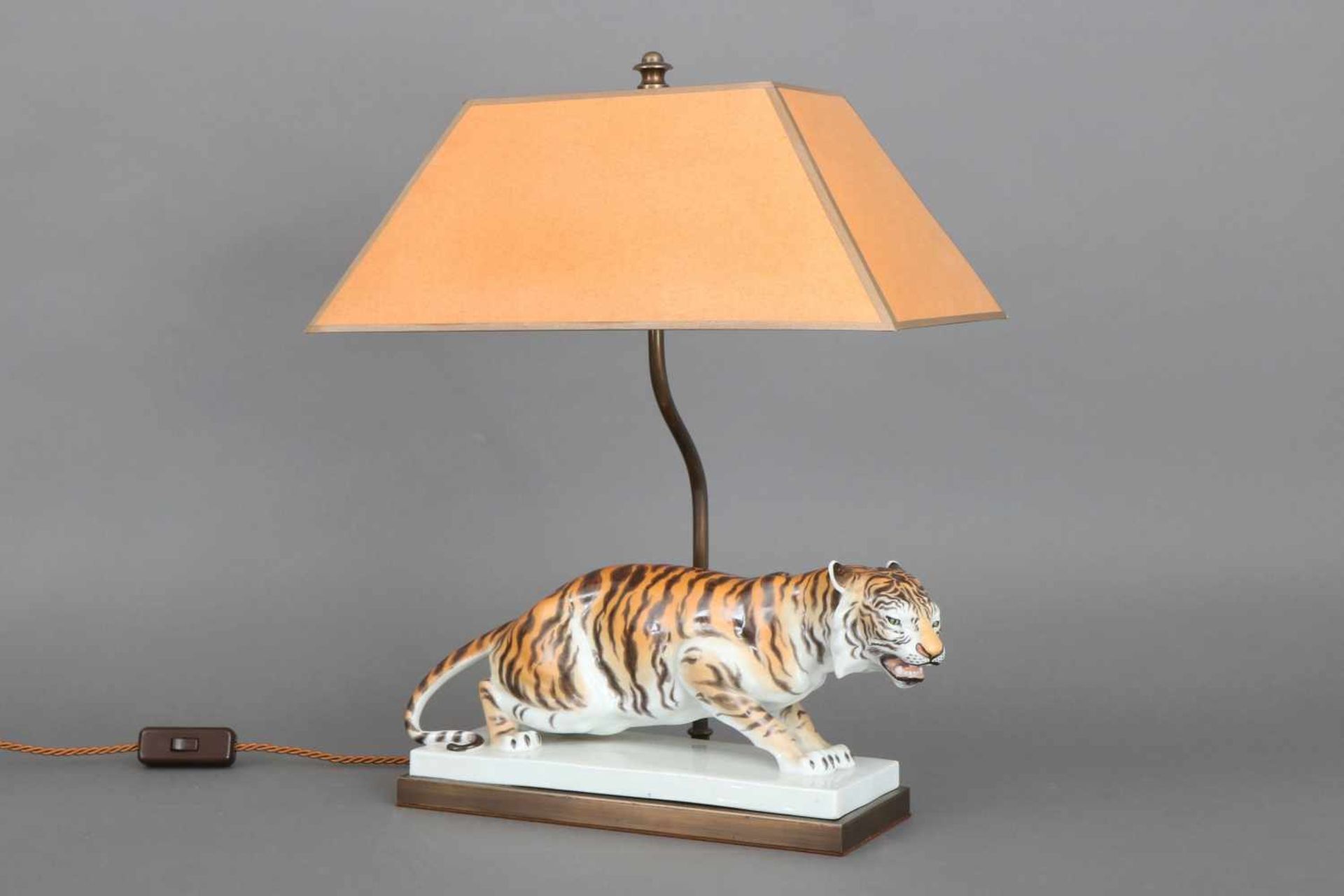 Tischlampe mit Figurenstaffage ¨Tiger¨STADT MEISSEN, um 1920, farbig bemalte Figur eines