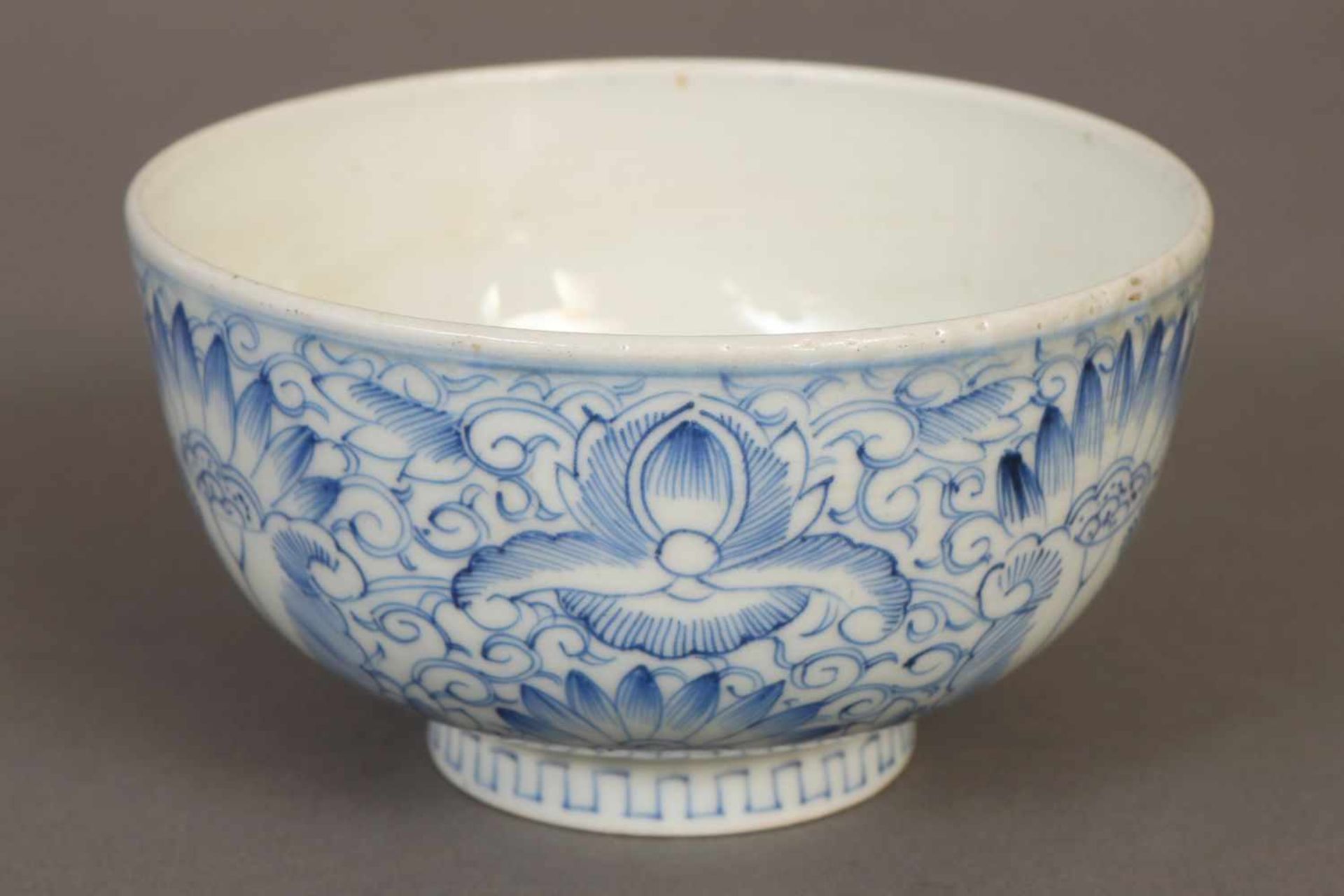 Chinesische Porzellanschalewohl um 1820, runde, glatte Form auf eingezogenem Rundfuß, umlaufend