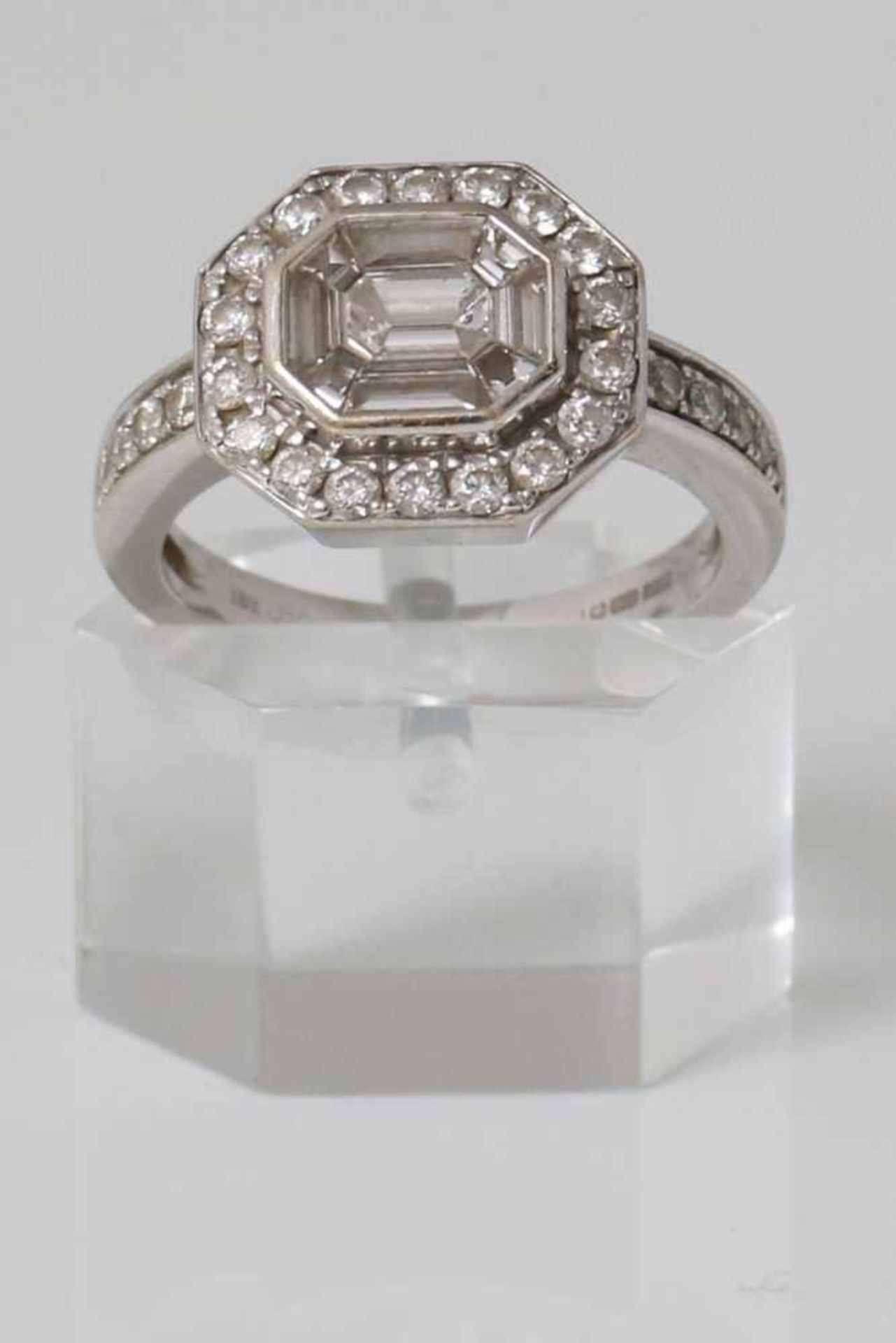 Diamantring750er Weißgold, achteckiger Ringkopf mit Diamantbesatz (8x Trapez-, 1 Smaragd- Schliff - Bild 3 aus 3