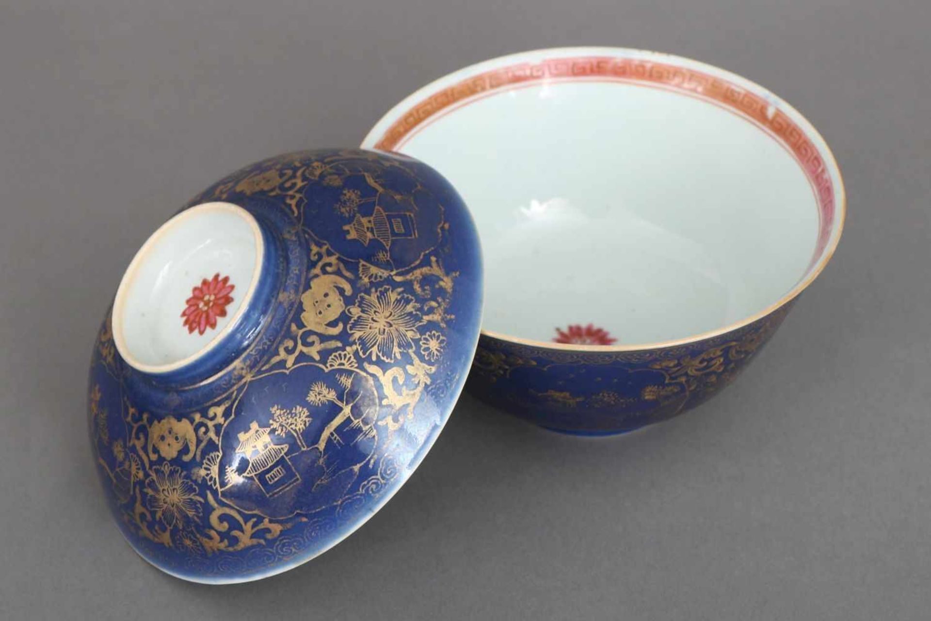 2 chinesische ¨powder blue¨ Schalen (bzw. Deckelschale)18. Jahrhundert (wohl Qianlong), runde, - Bild 2 aus 3