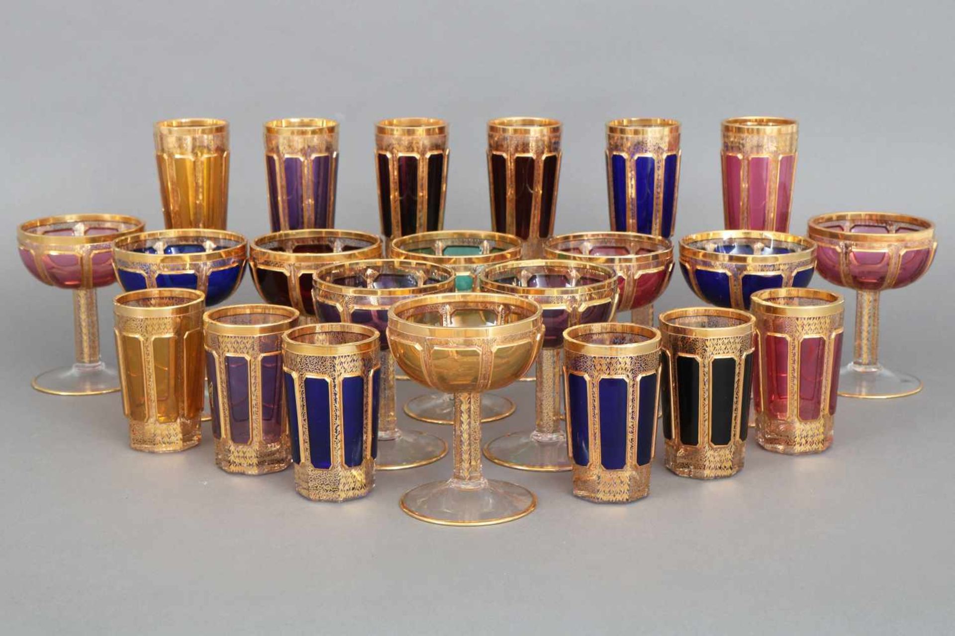 Konvolut FACON DE VENISE GläserBöhmen, farbig (bunt) überfangenes Glas mit üppigem Golddekor,