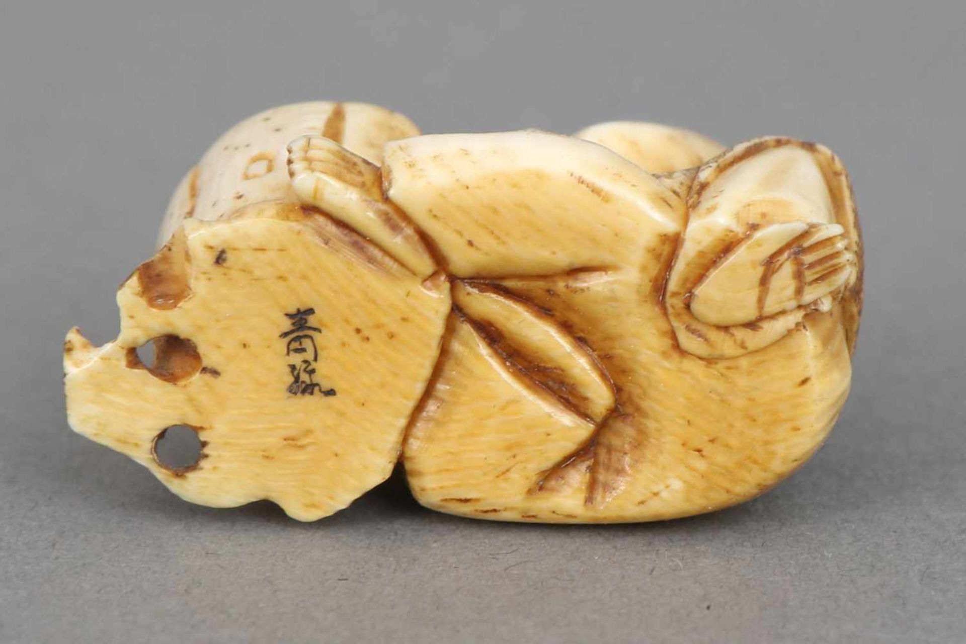 NetsukeJapan, Meiji, Elfenbein, geschnitzt, partiell ziseliertes geschwärztes Dekor, ¨rauchender - Bild 3 aus 3
