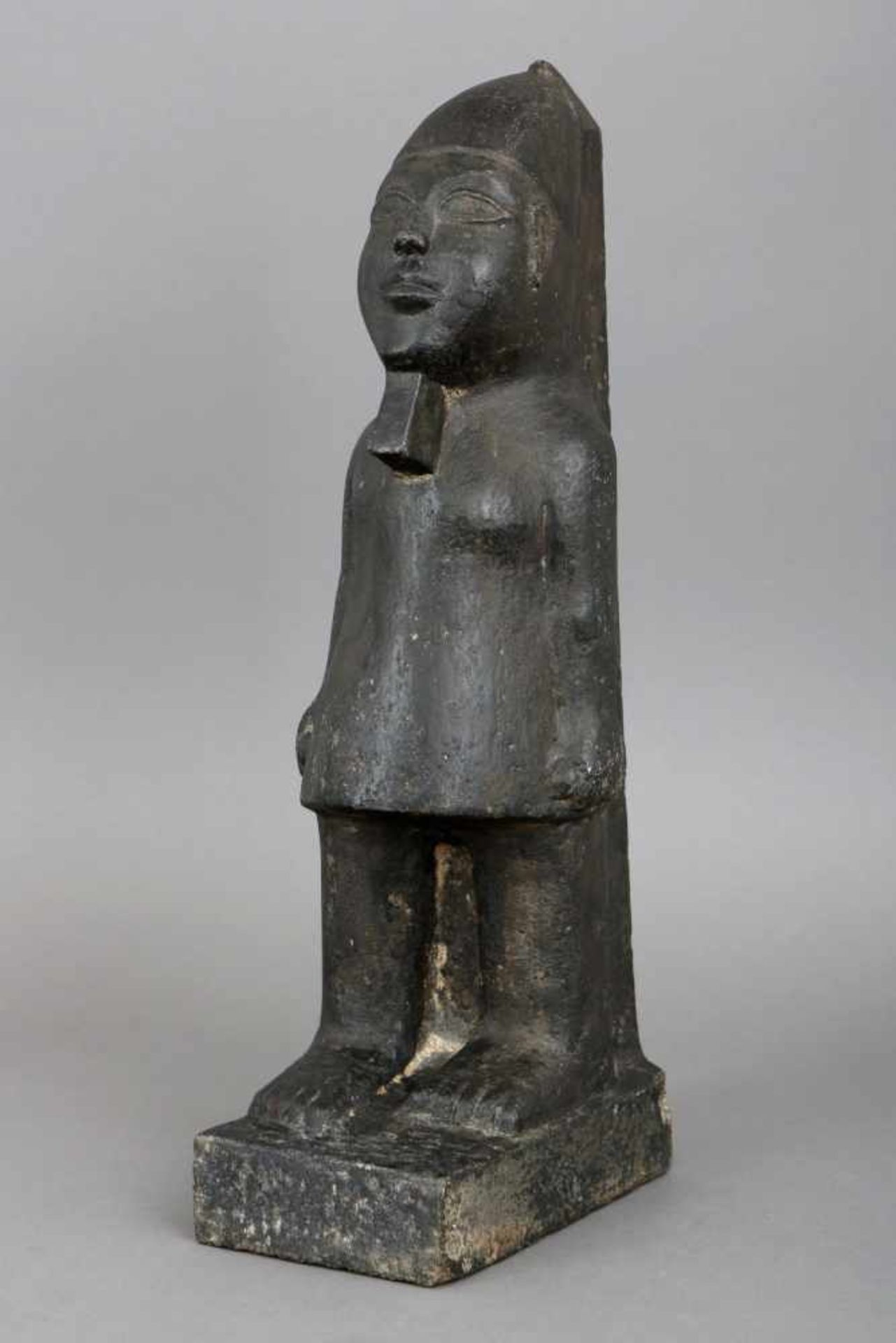 Ägyptische Steinfigur ¨Stehende Diener-/Wächterfigur¨ (Grabbeigabe)Granit, teilweise poliert, - Bild 2 aus 3