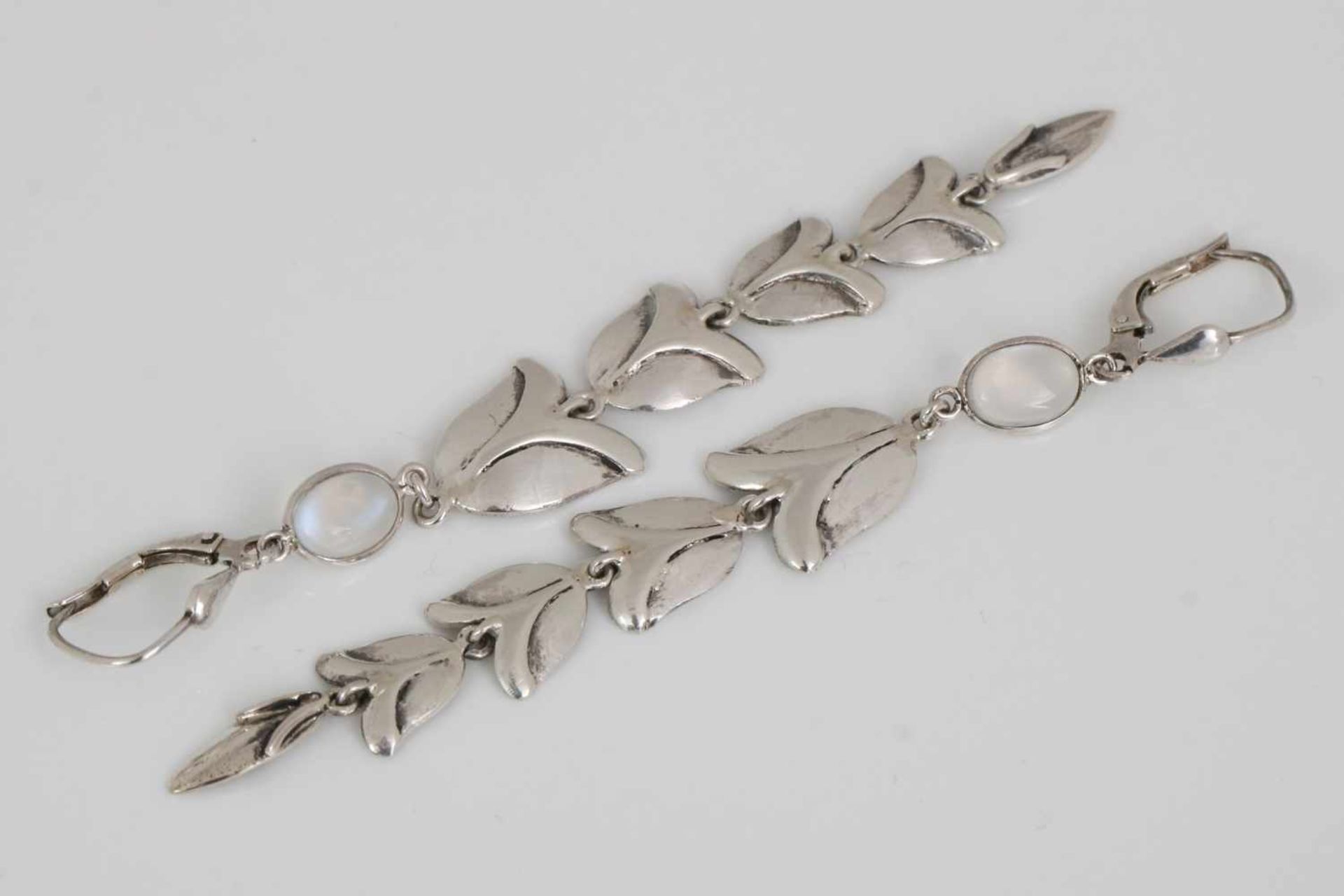 Paar Ohrhänger mit Mondstein925er Silber, je ein ovaler Mondstein-Cabochon, daran 5 blattförmige