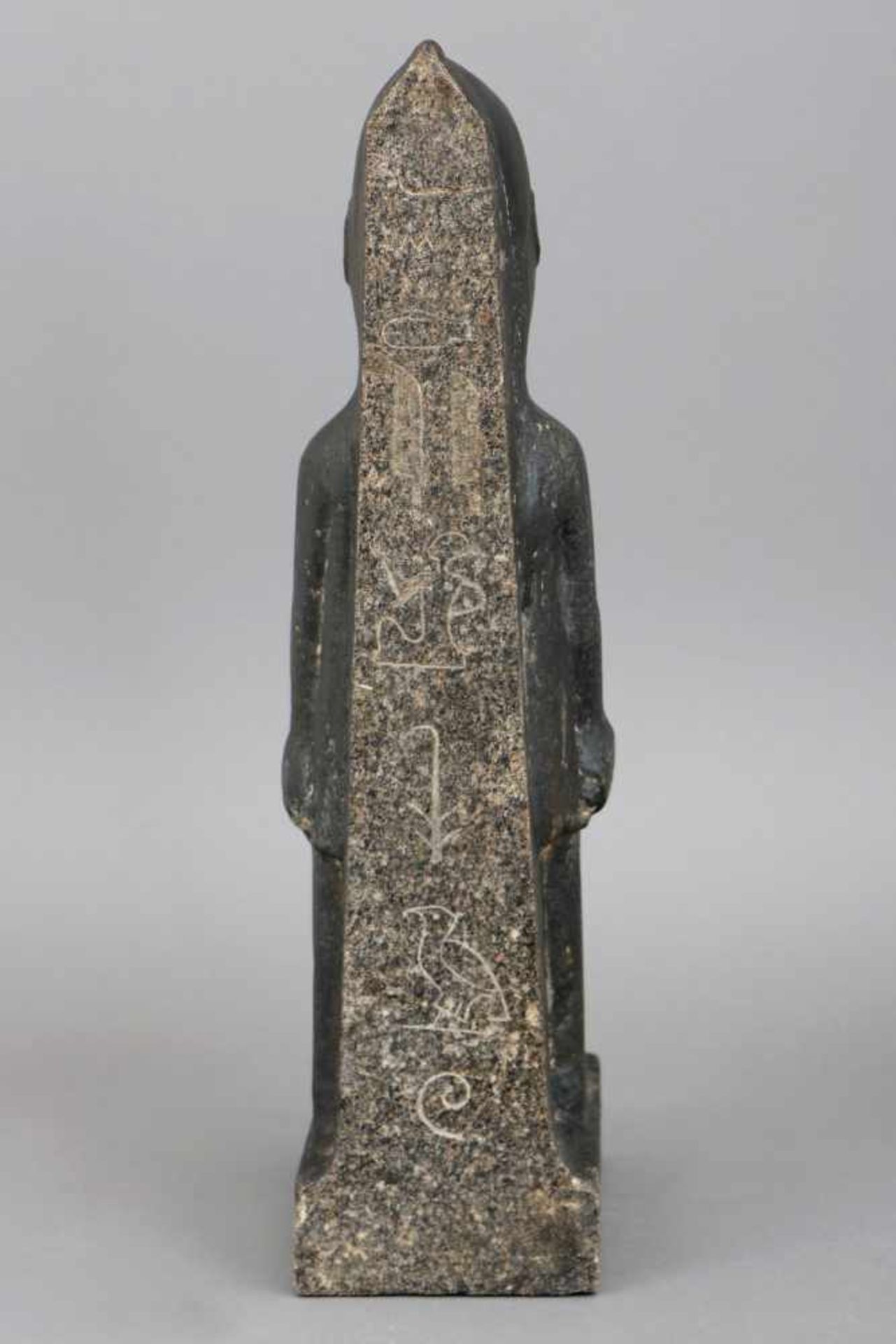 Ägyptische Steinfigur ¨Stehende Diener-/Wächterfigur¨ (Grabbeigabe)Granit, teilweise poliert, - Bild 3 aus 3