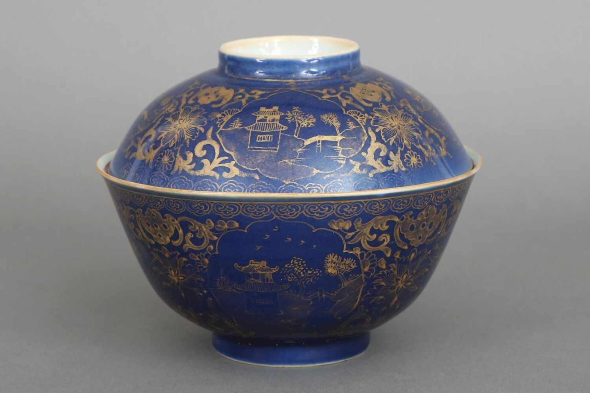 2 chinesische ¨powder blue¨ Schalen (bzw. Deckelschale)18. Jahrhundert (wohl Qianlong), runde,