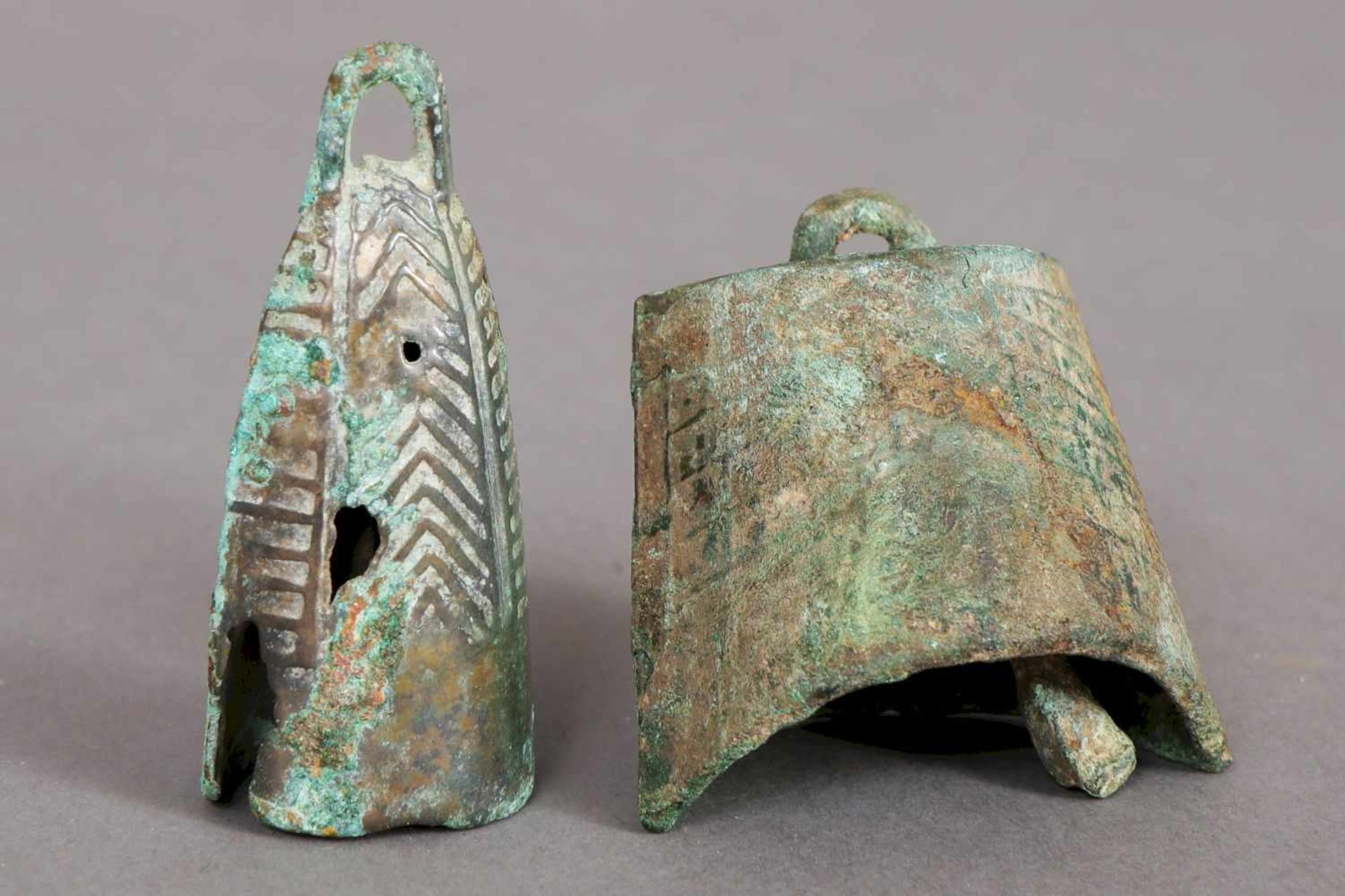 Zwei chinesische Bronze-Glockengrün patiniert, wohl Song-Dynastie (960-1279), 1x Zapfenform, 1x