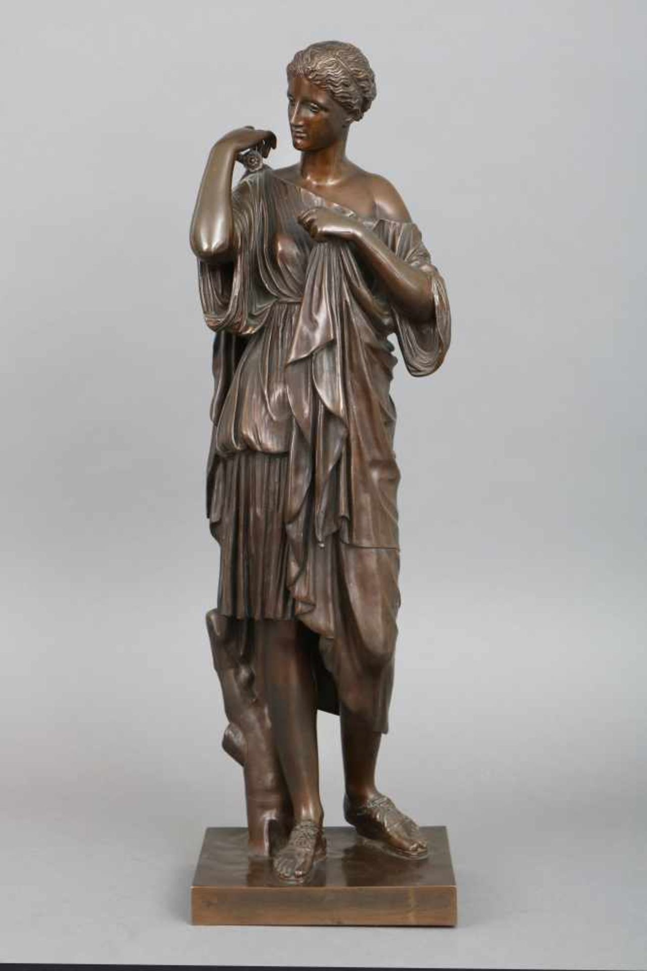 F. BARBEDIENNE Bronzefigur ¨Stehende antikisierende Figur in wallendem Gewand¨Frankreich, 19. Jhdt.,