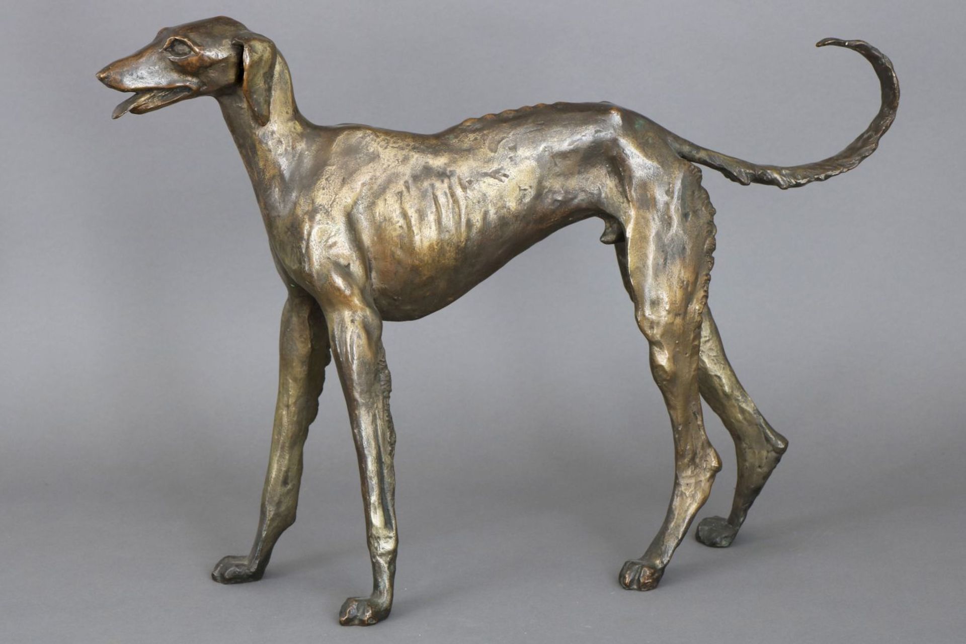 HANS-JOACHIM IHLE (1919-1997), figürliche Bronze Windhund, gold-braun patiniert, am Bauch