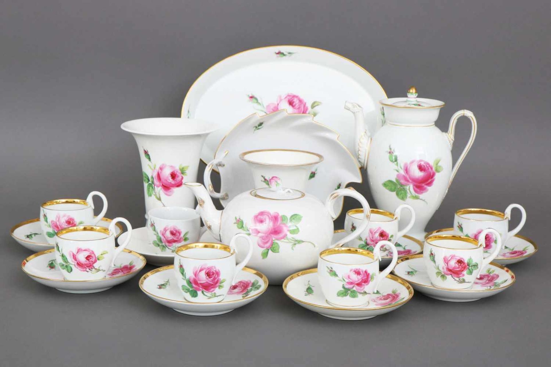 Konvolut MEISSEN PorzellanDekor ¨Rose¨, diverse Formen und Epochen, bestehend aus 1 Kaffeekanne in