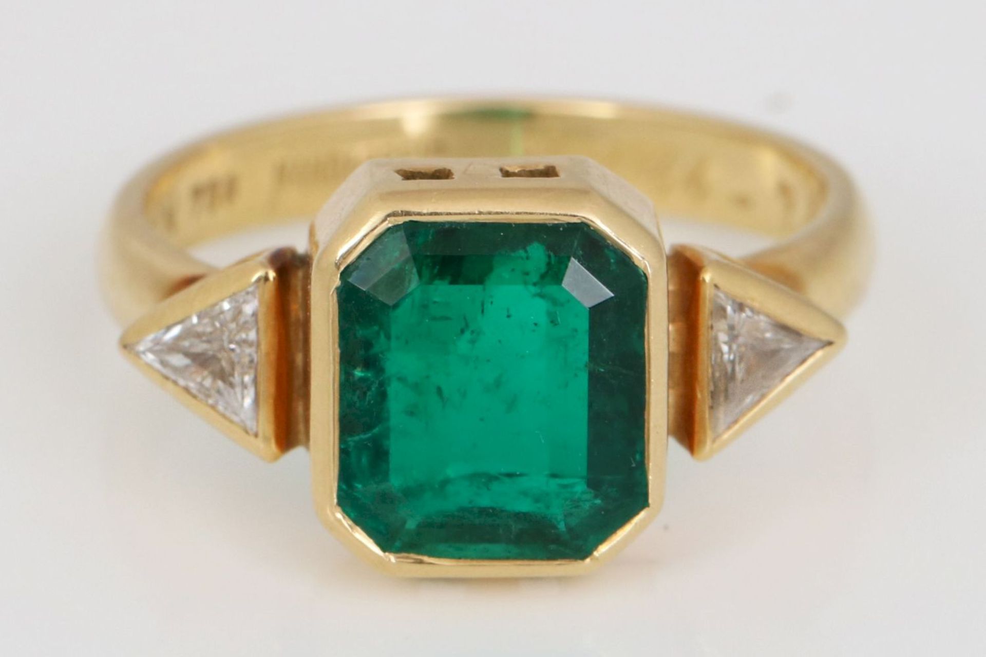 Smaragd-Ring 750er Gelbgold, mittig ein Smaragd im rechteckigen Treppenschliff, ca. 2,00ct., - Image 2 of 2