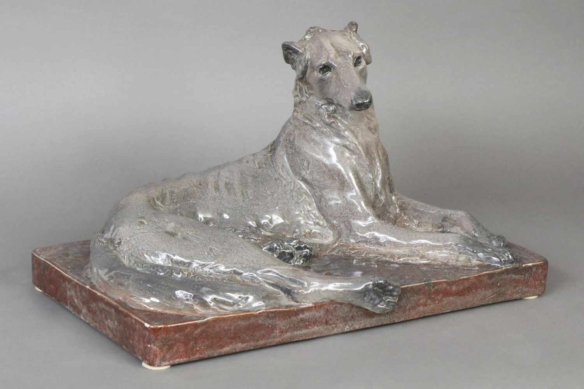 GIACOMO (Jaques) MERCULIANO (1859-1935) Keramikfigur ¨Liegender Windhund¨grau-rote Verlaufglasur,