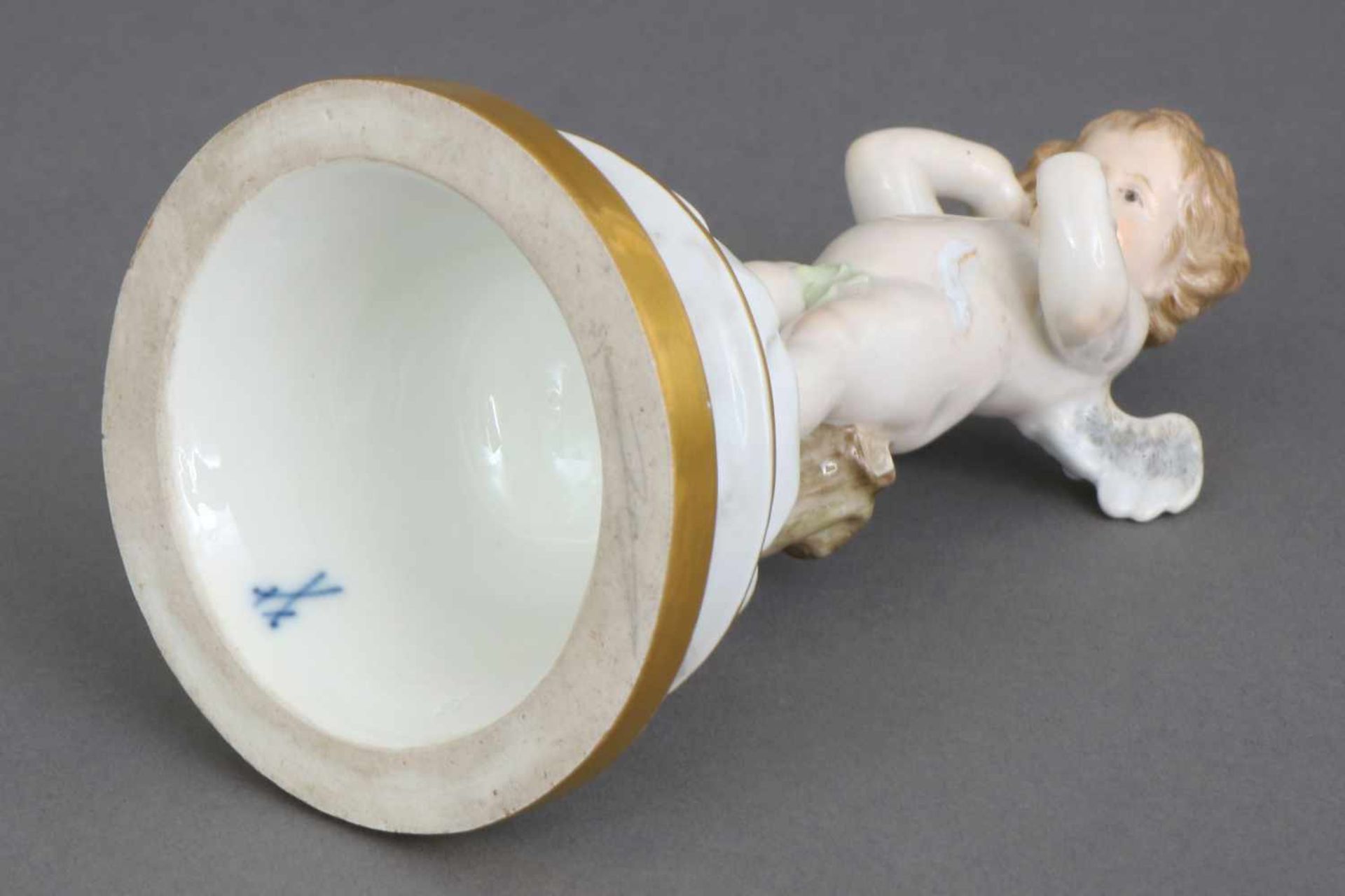 MEISSEN Porzellanfigur ¨Amor, enttäuscht¨Entwurf Heinrich SCHWABE, aus einer Serie von 27 Figuren, - Bild 3 aus 4