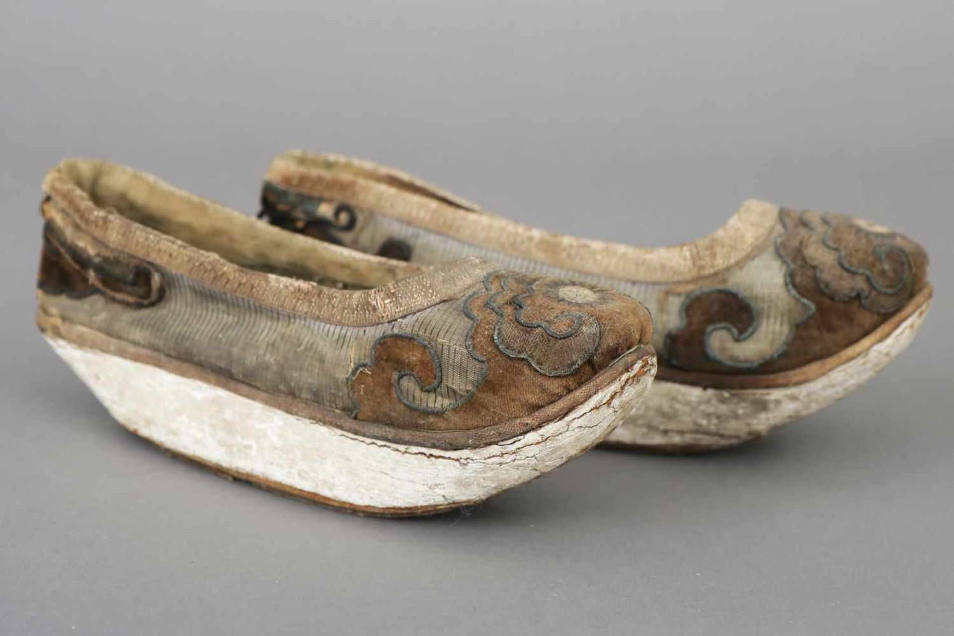 Paar chinesische Damen-Seidenschuhe, wohl 18. Jhdt.Qing Dynastie (1644-1912), Floralornament mit