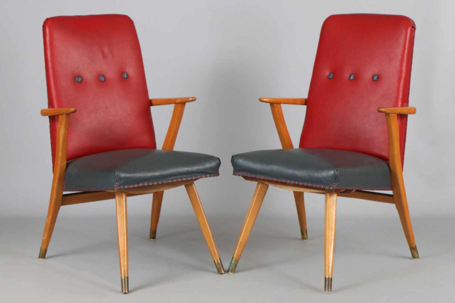 Paar Armlehnstühle der 1950er JahreRahmen Buche, roter und grauer Skaileder-Bezug, geheftet und