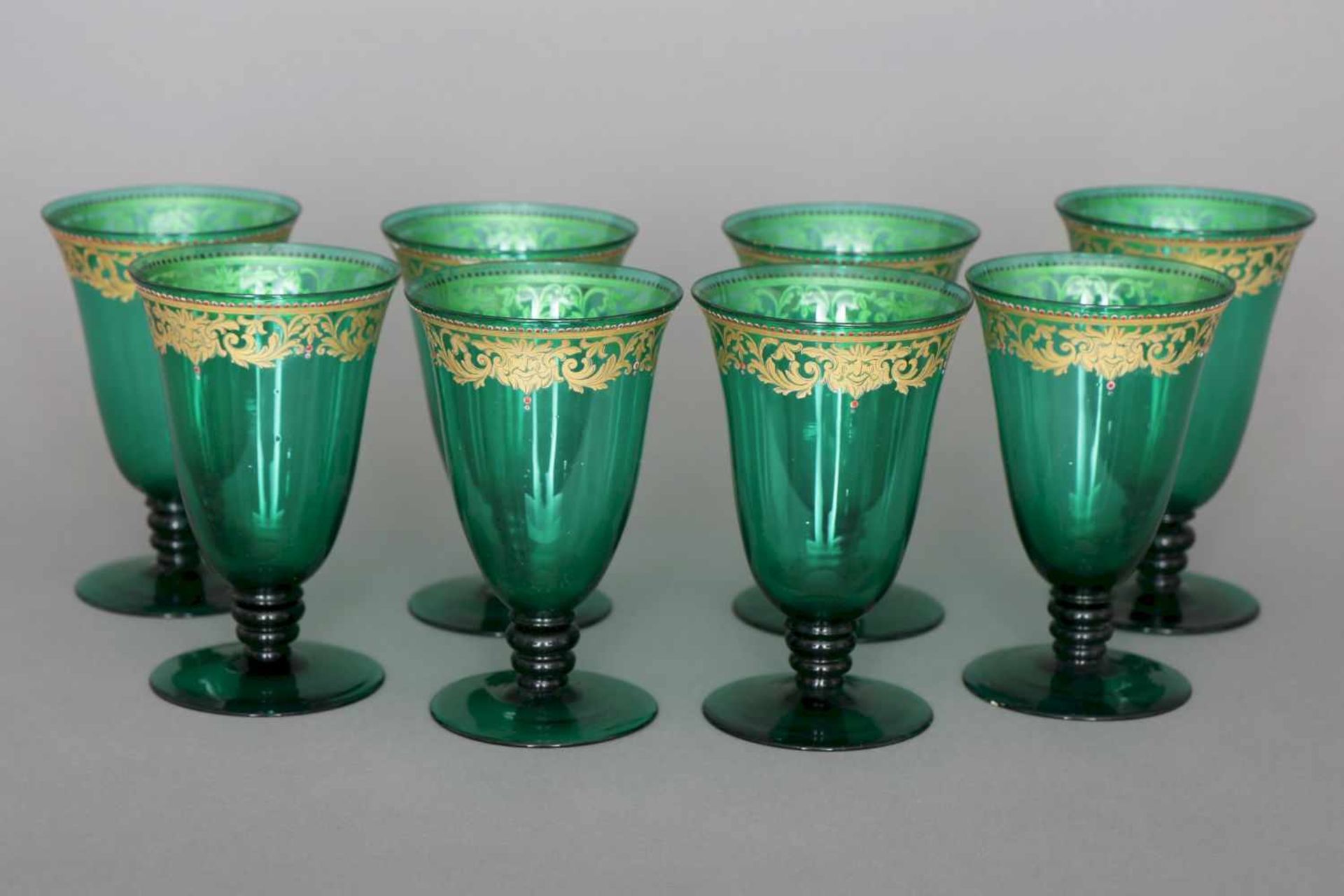 8 FACON DE VENISE Weinkelche des 19. Jahrhundertsgrünes Glas, trichterförmige Kuppa auf kurzem
